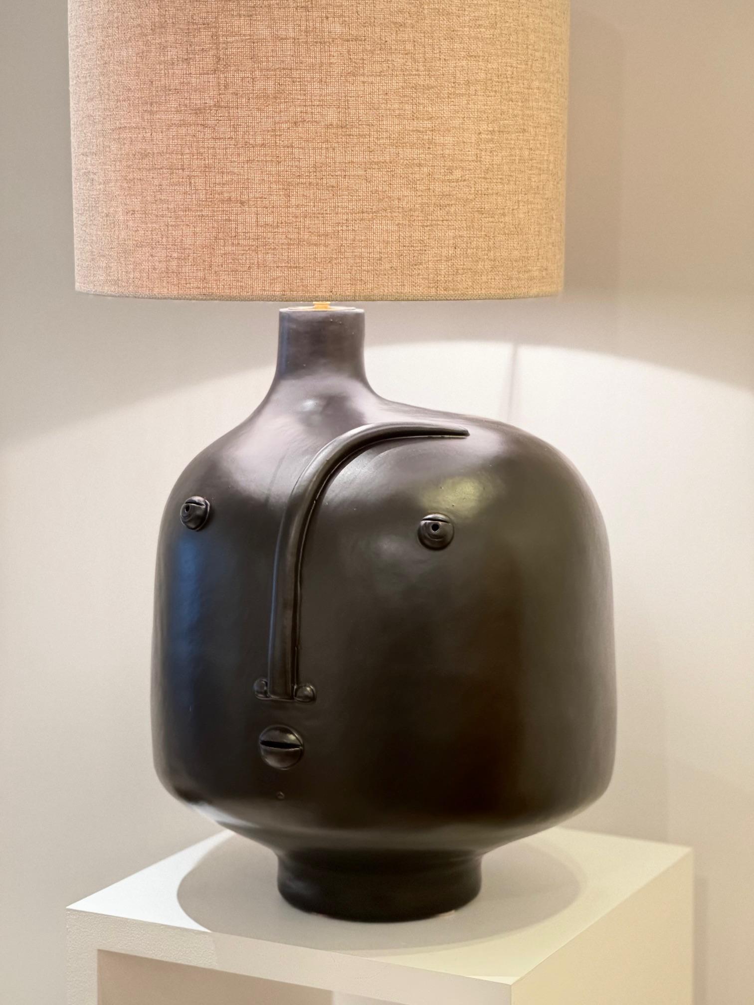 Français Grande base de lampe unique en son genre en céramique noire signée par Dalo en vente
