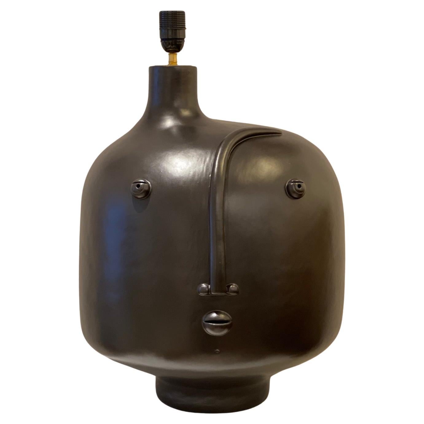 Grande base de lampe unique en son genre en céramique noire signée par Dalo en vente