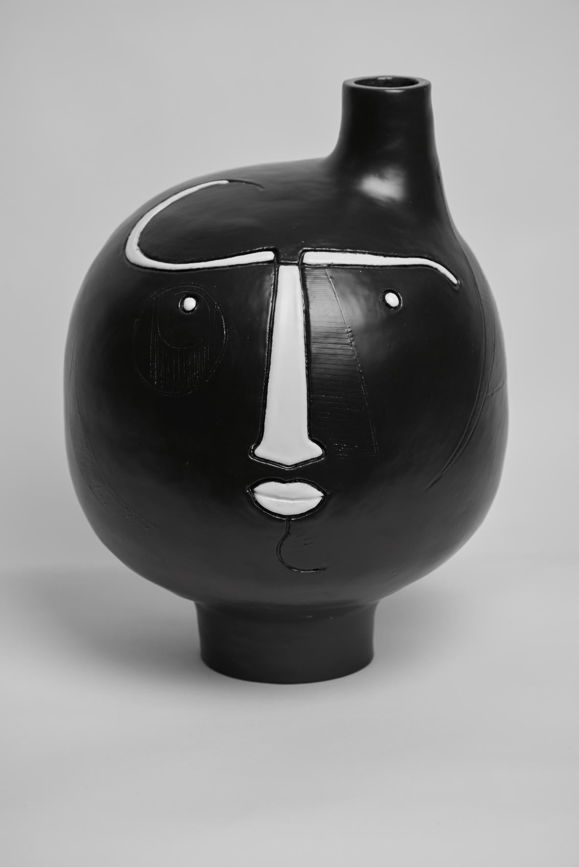 Large hand-sculpted ceramic base lamp, stylized face with engraved lines , stoneware glazed in black and white enamel.

One of a kind handmade piece signed by the French ceramicists Dalo , 2018

The height dimension is for the ceramic sculpture