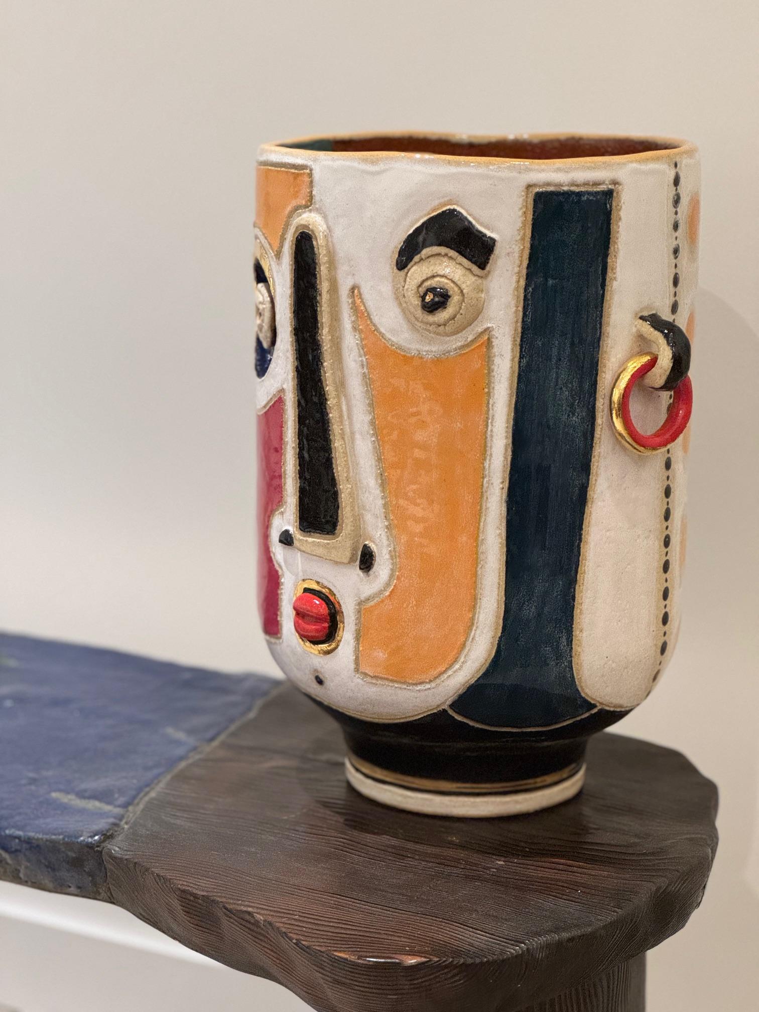 Scultura o vaso decorativo in ceramica scolpita a mano 