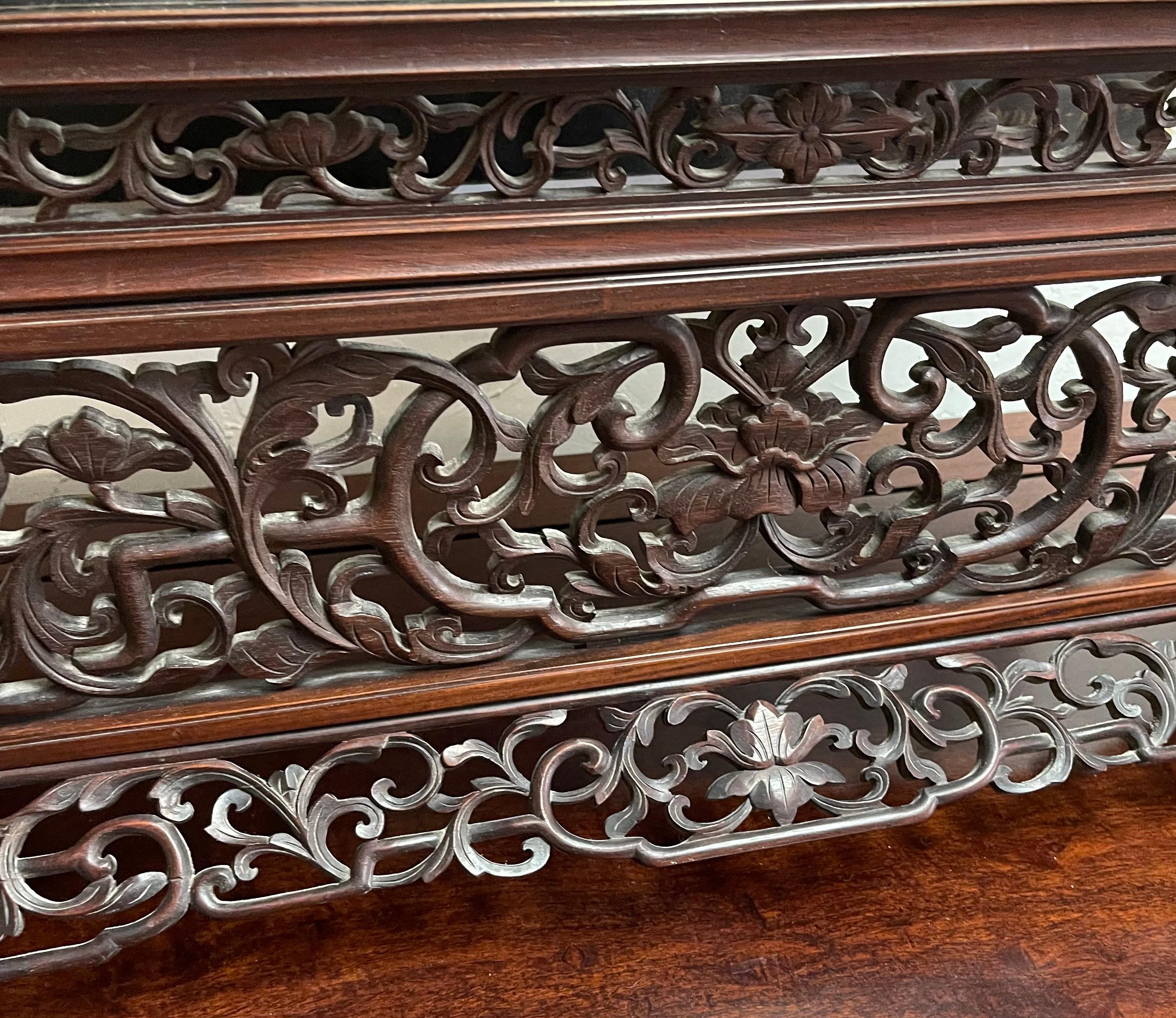 Grand miroir de table unique en son genre en bois de rose chinois avec chiens Foo et treillis en vente 4