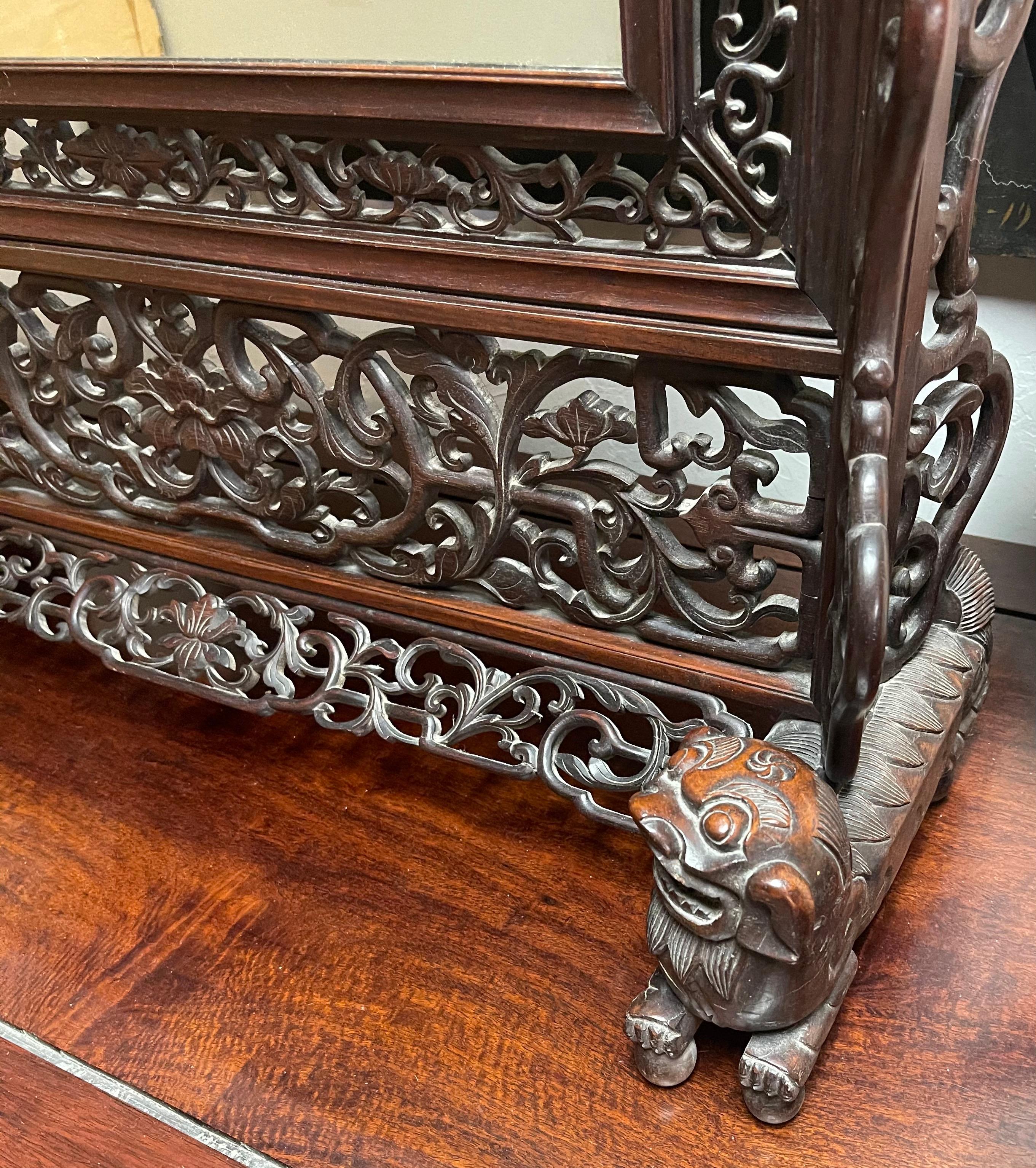 Grand miroir de table unique en son genre en bois de rose chinois avec chiens Foo et treillis en vente 5