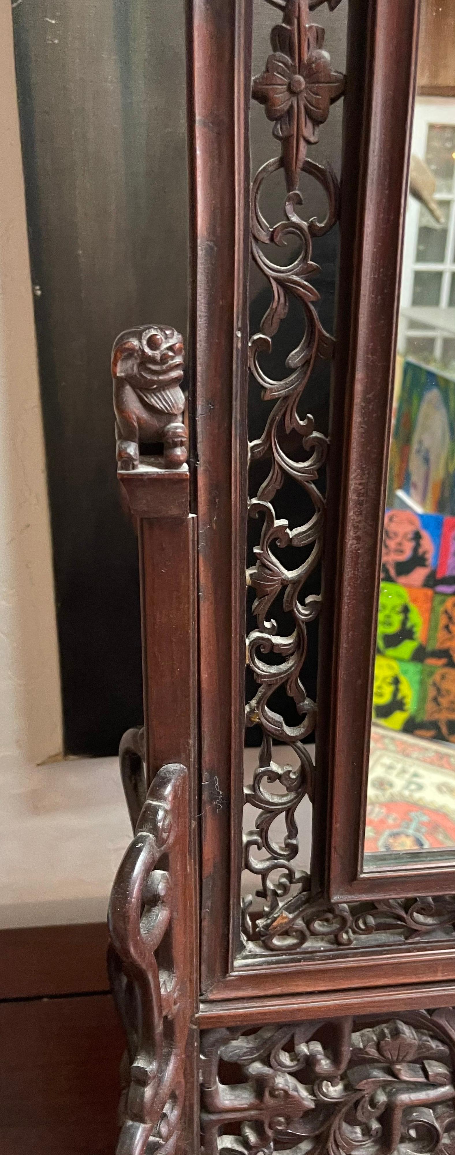 Grand miroir de table unique en son genre en bois de rose chinois avec chiens Foo et treillis en vente 6
