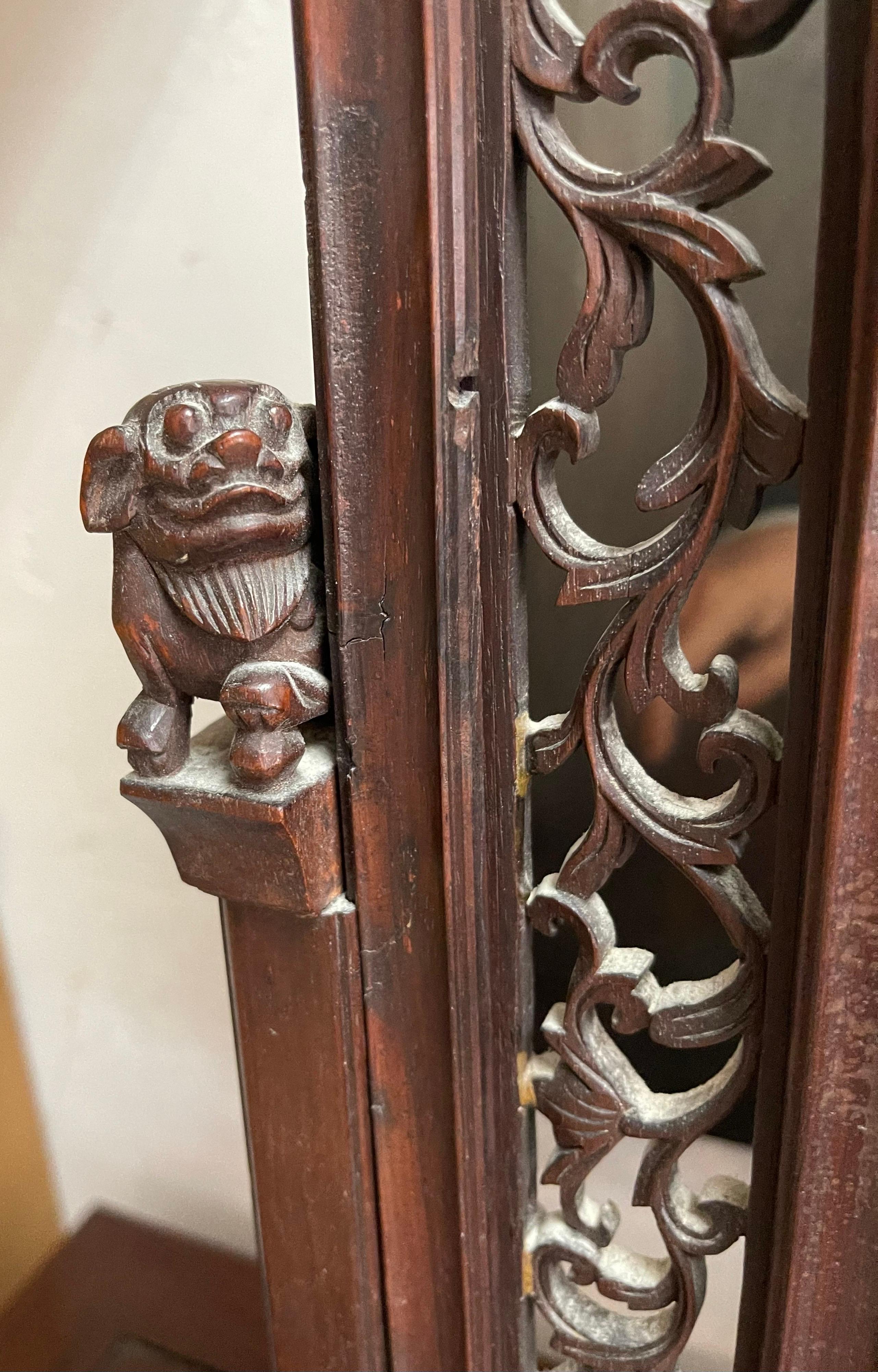 Grand miroir de table unique en son genre en bois de rose chinois avec chiens Foo et treillis en vente 7
