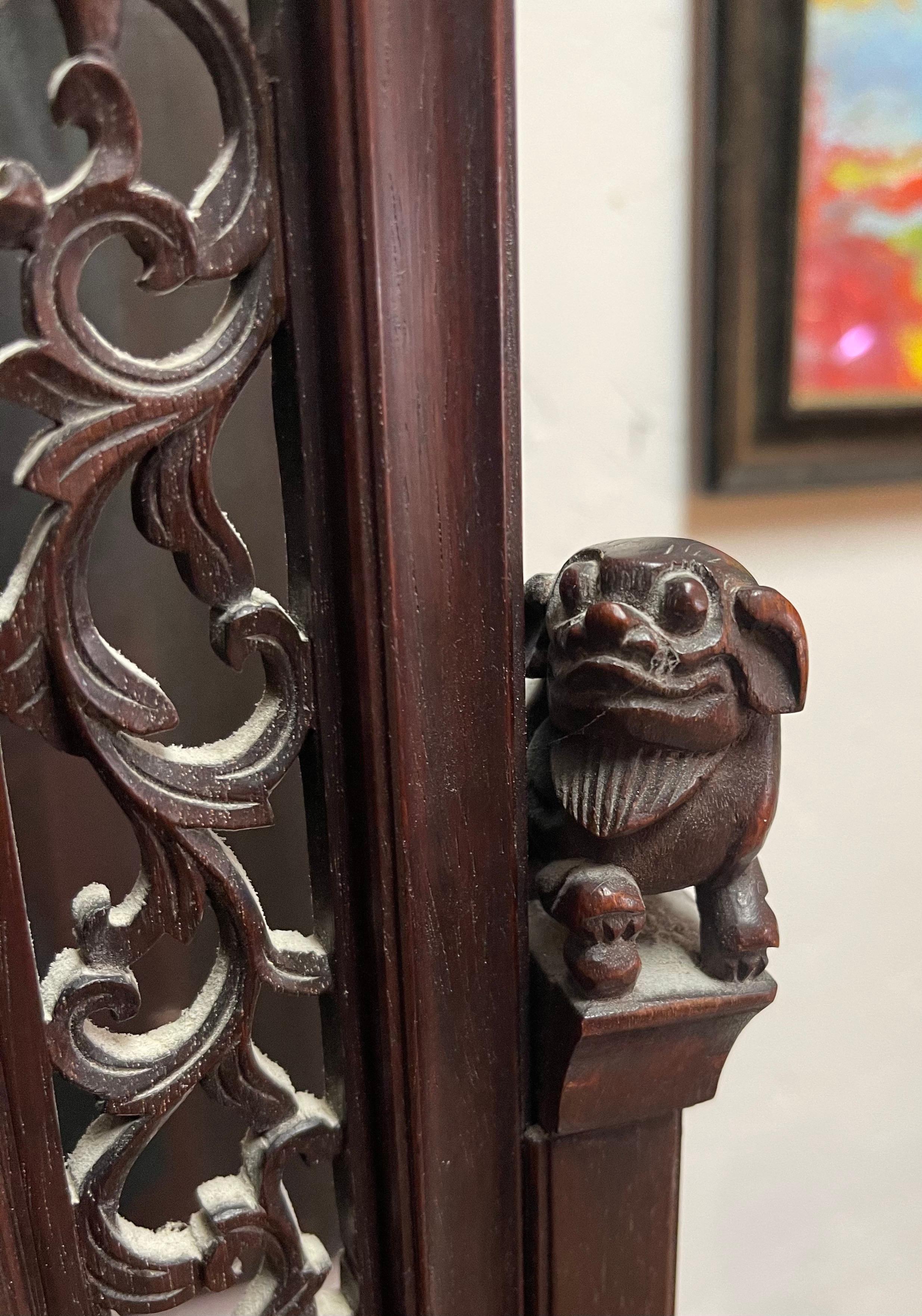 Grand miroir de table unique en son genre en bois de rose chinois avec chiens Foo et treillis en vente 8