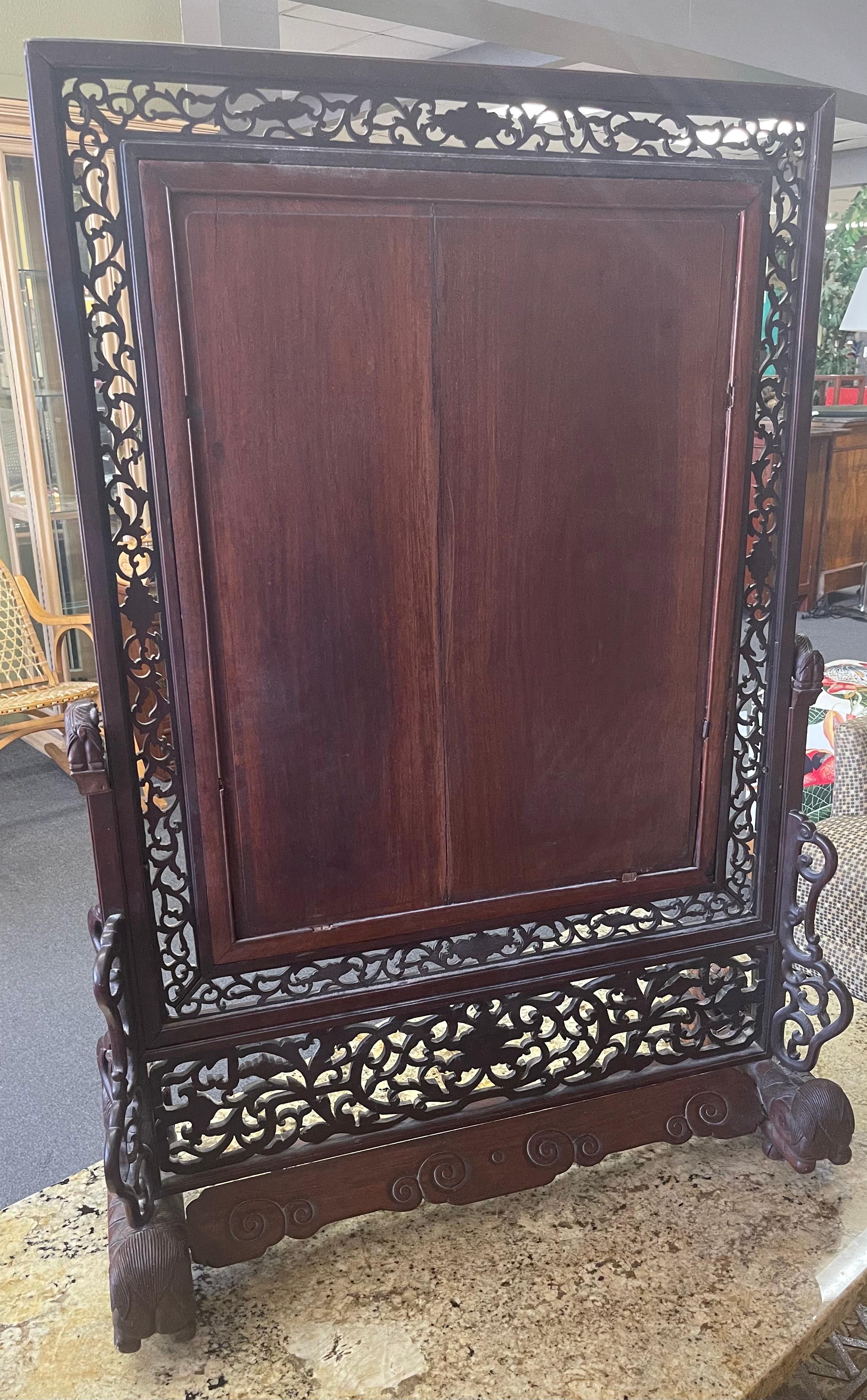 Grand miroir de table unique en son genre en bois de rose chinois avec chiens Foo et treillis en vente 9