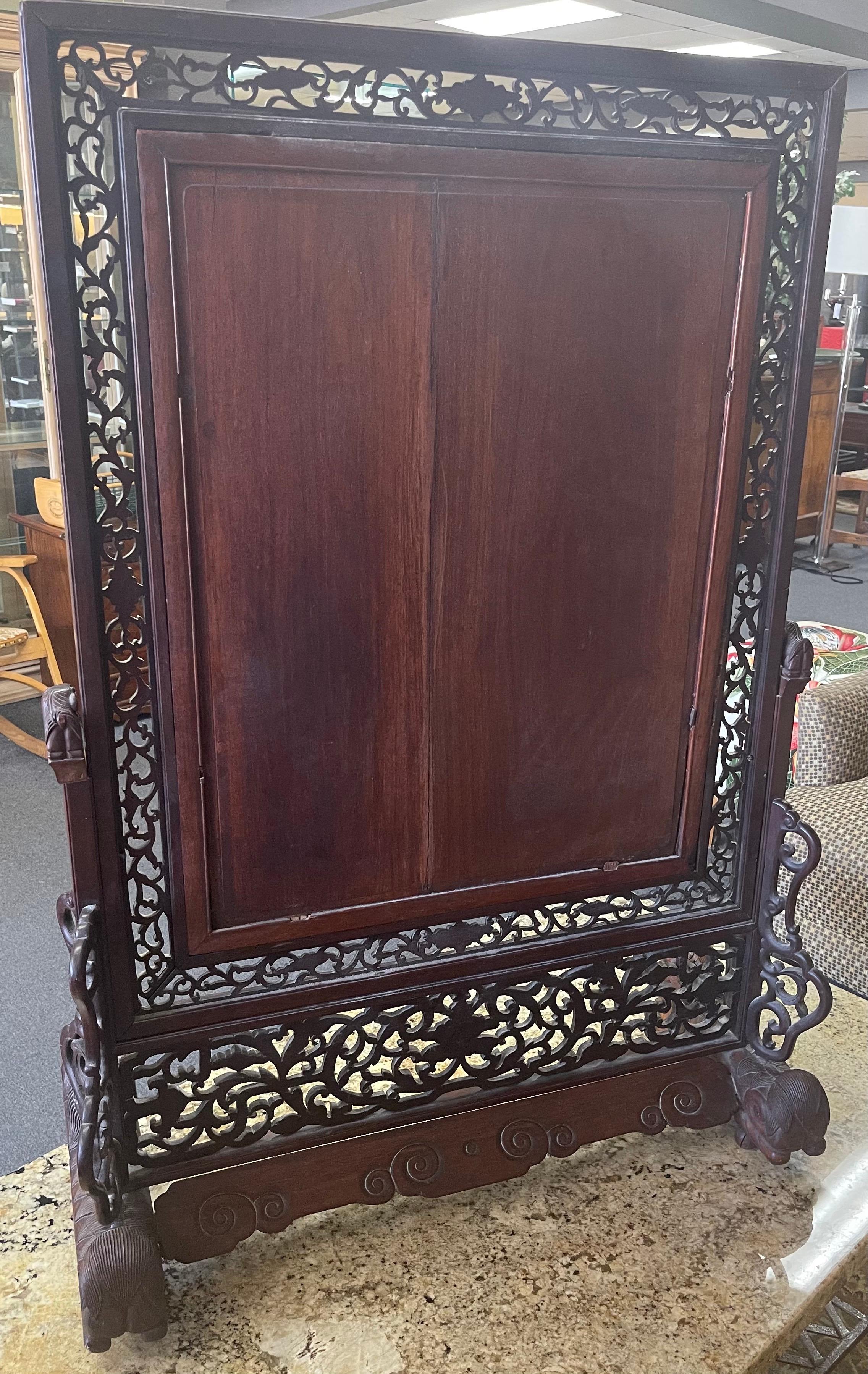 Grand miroir de table unique en son genre en bois de rose chinois avec chiens Foo et treillis en vente 10