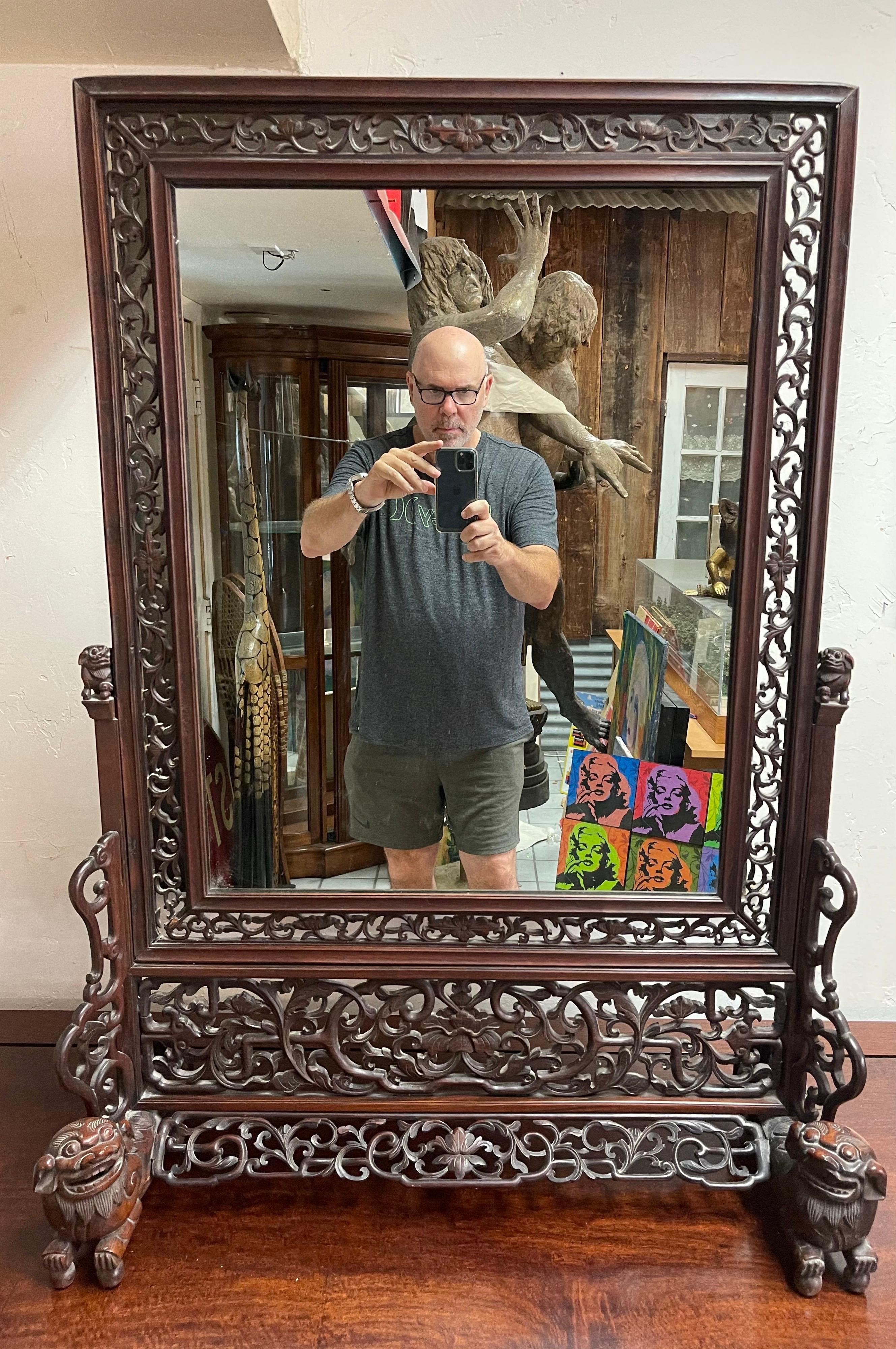 Grand miroir de table unique en son genre en bois de rose chinois avec chiens Foo et treillis en vente 12