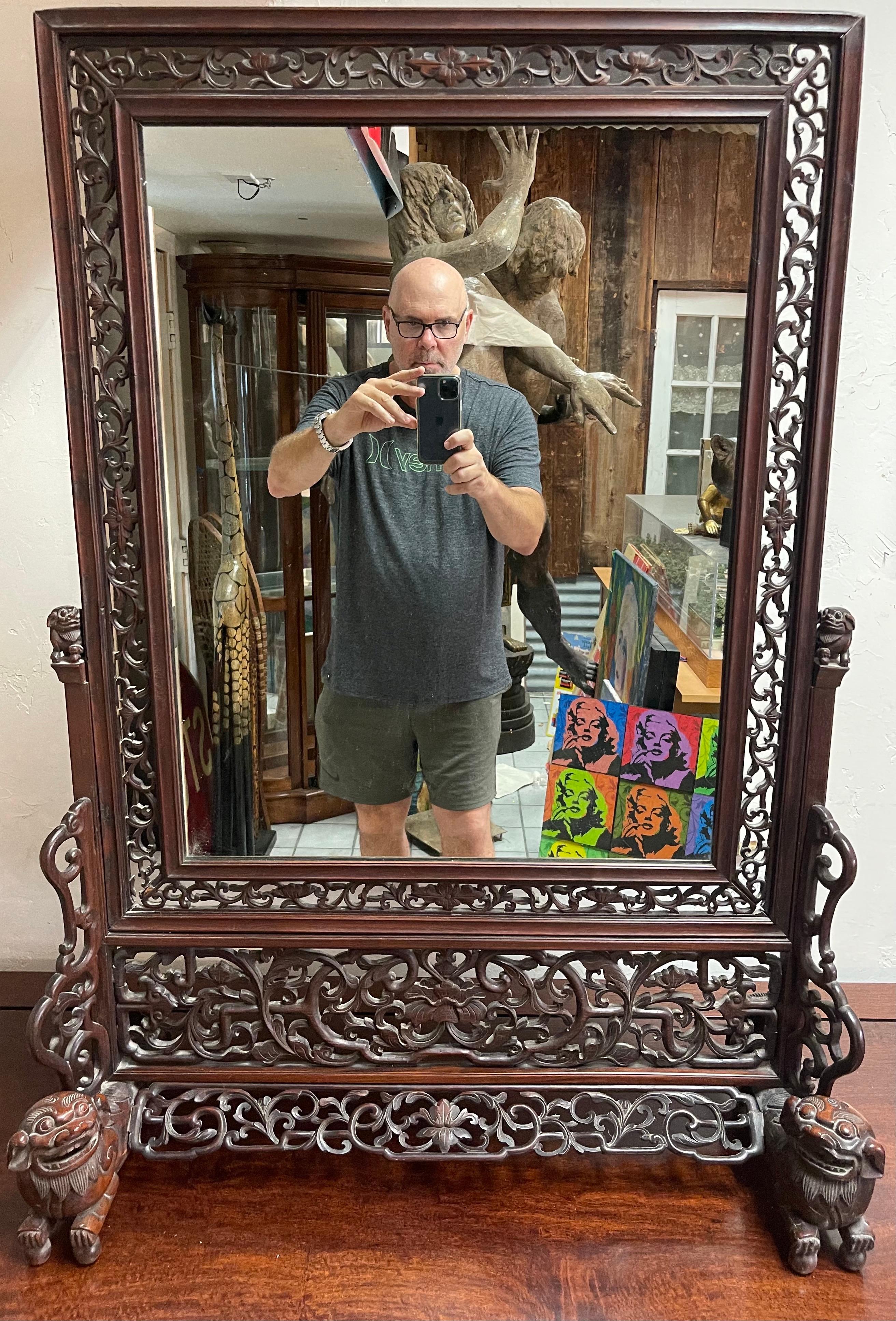 Exportation chinoise Grand miroir de table unique en son genre en bois de rose chinois avec chiens Foo et treillis en vente