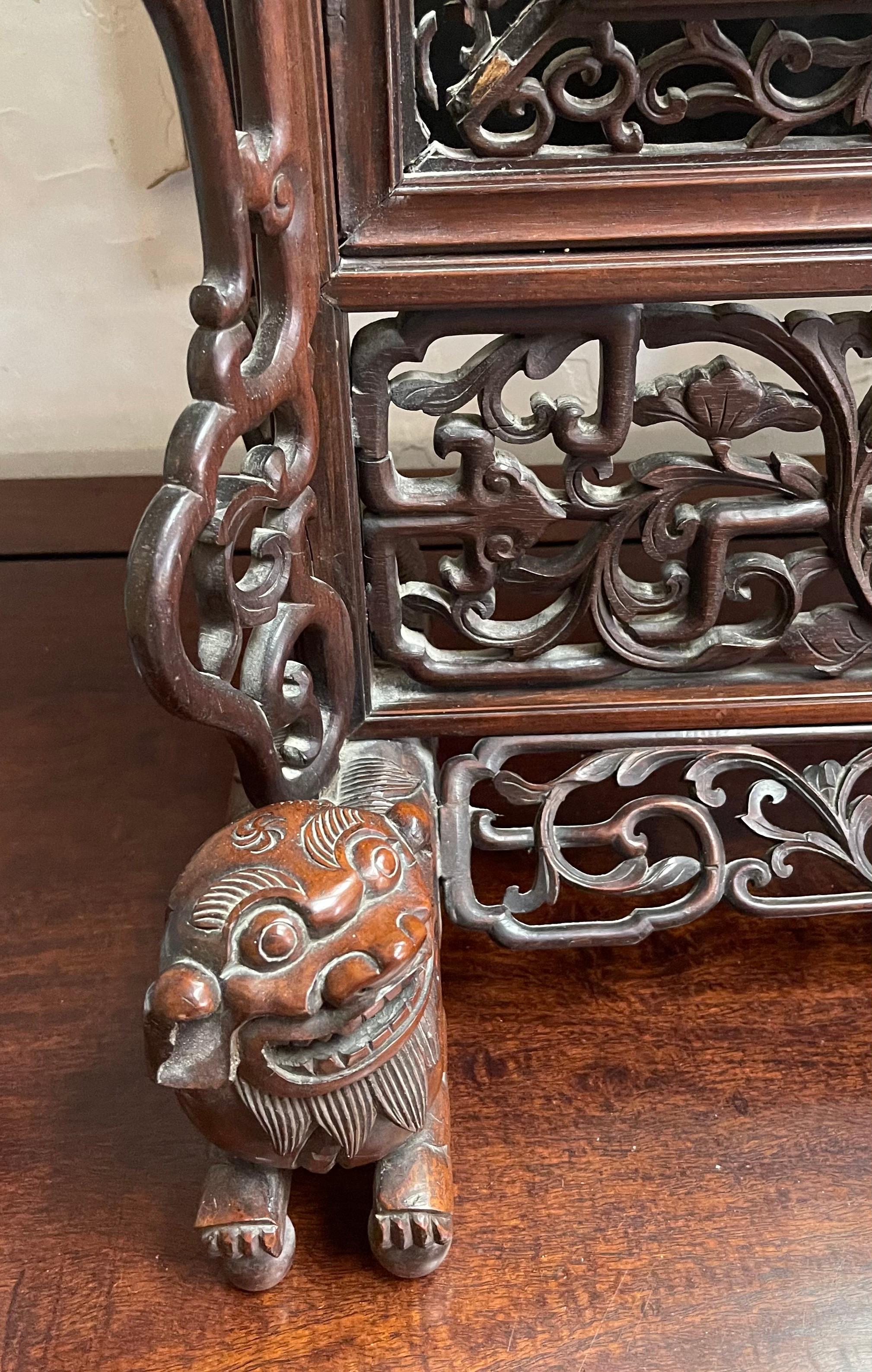 Grand miroir de table unique en son genre en bois de rose chinois avec chiens Foo et treillis en vente 2