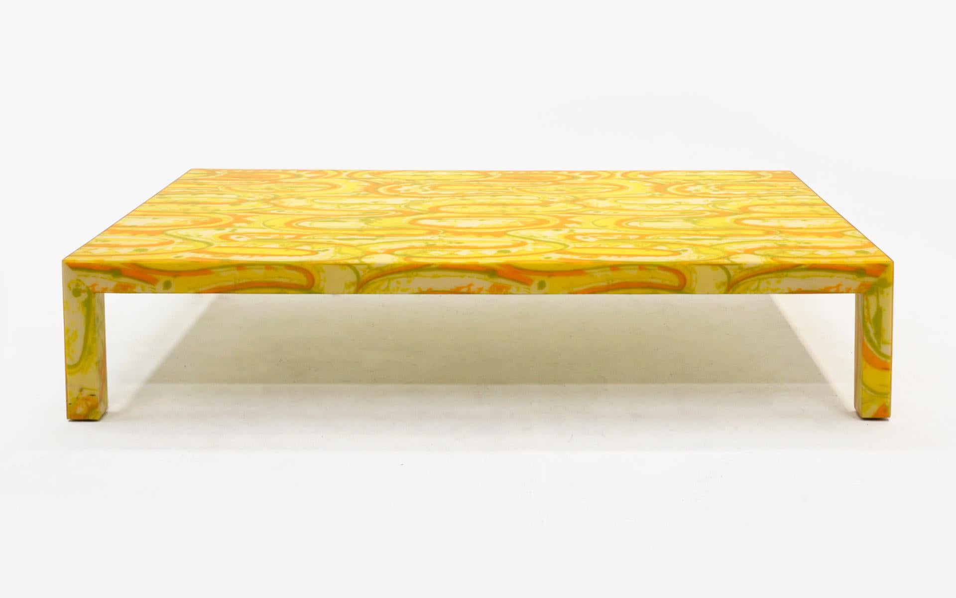 FABULOUS (wir benutzen dieses Wort nie), ein einzigartiger, sehr großer Couchtisch in Gelb, Orange und Grün, entworfen vom kalifornischen Designer Arthur Elrod für die Bolero Residenz, 1966. Diese 6,5 Fuß mal 4 Fuß ist schwer und extrem gut gemacht.