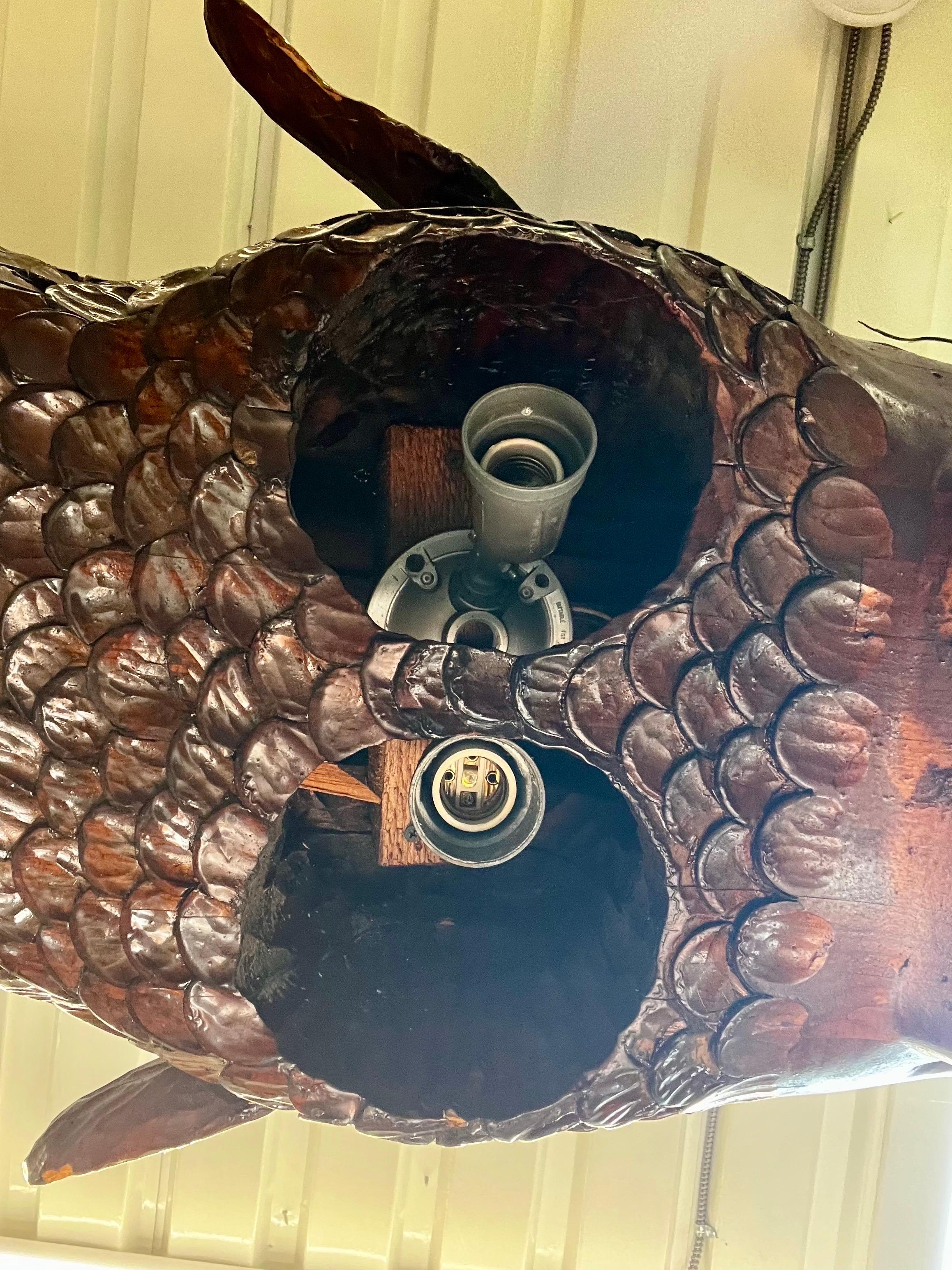 Grande lampadario a balena in mogano intagliato a mano e unico nel suo genere in vendita 2