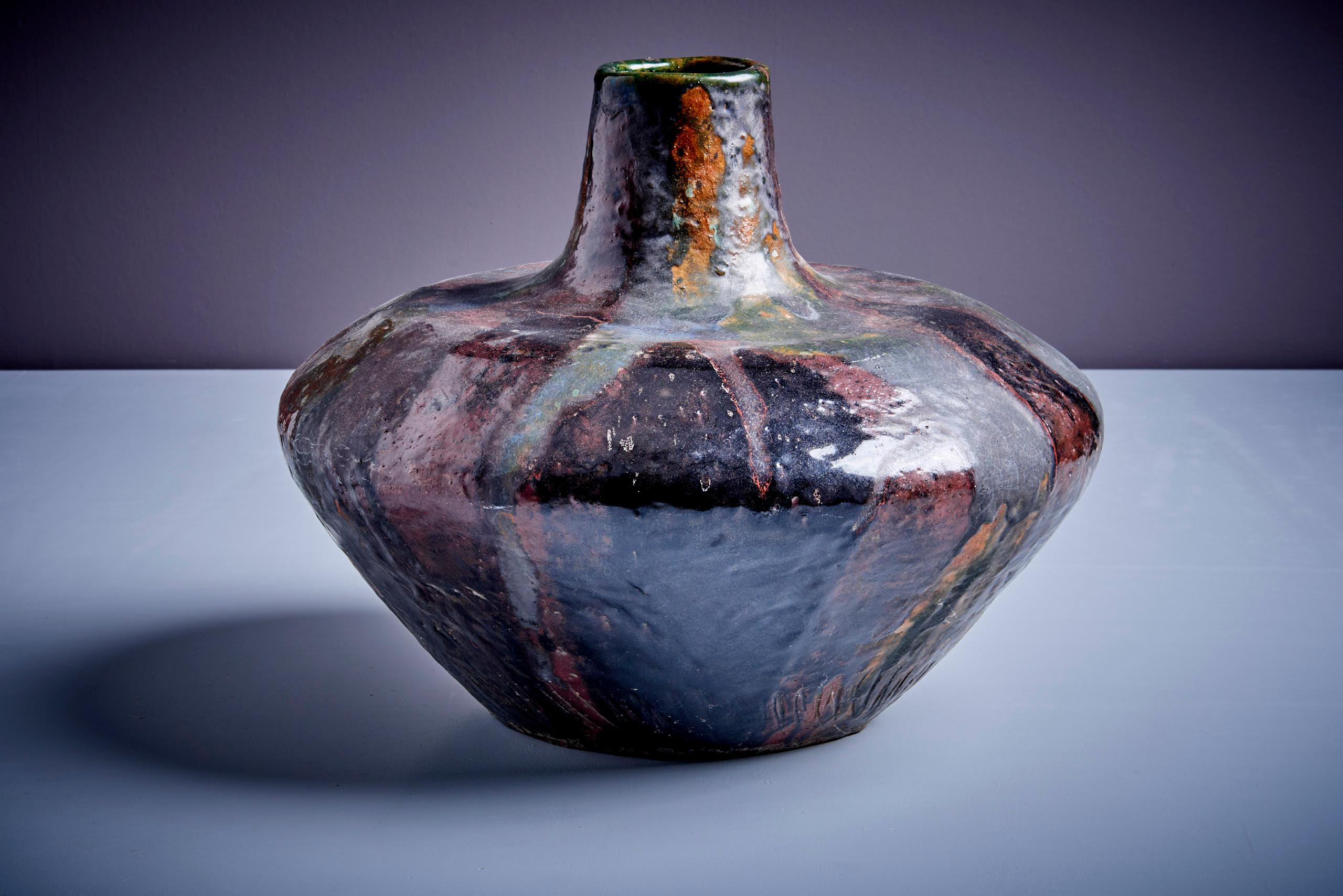 Grande vaso a forma di cipolla dalla forma organica e dalla superficie riccamente strutturata, attribuito ad Adolf Odorfer. Il vaso presenta un collo stretto che sfocia in un corpo ampio e bulboso, evocando la forma di una cipolla. La finitura è