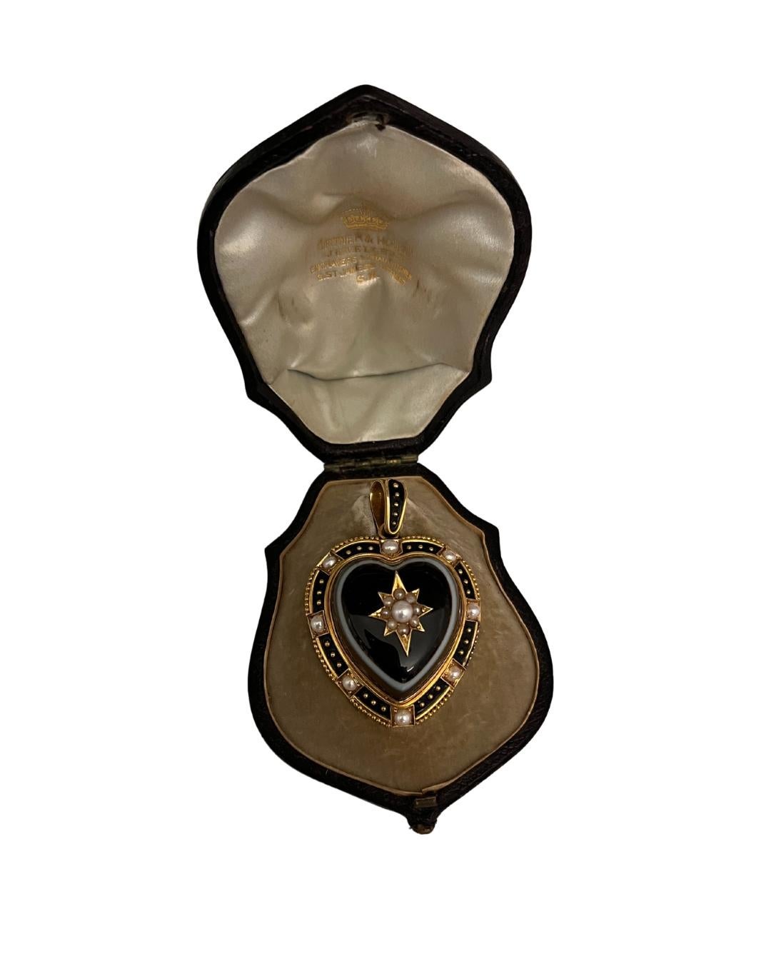 Questo squisito ciondolo vittoriano a forma di cuore è un simbolo affascinante dell'epoca romantica (1860-1880 circa). In condizioni superbe, è realizzato in sardonice a fascia e ornato da una stella centrale di perle spaccate