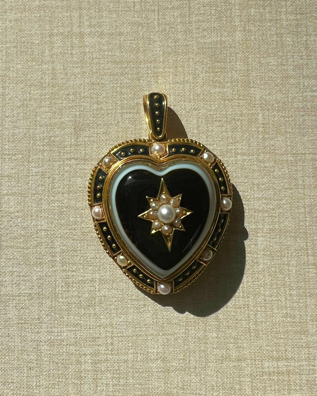 Taglio rotondo Grande ciondolo a cuore vittoriano in onice, smalto nero, perle e oro 18 carati, 1870 ca. in vendita