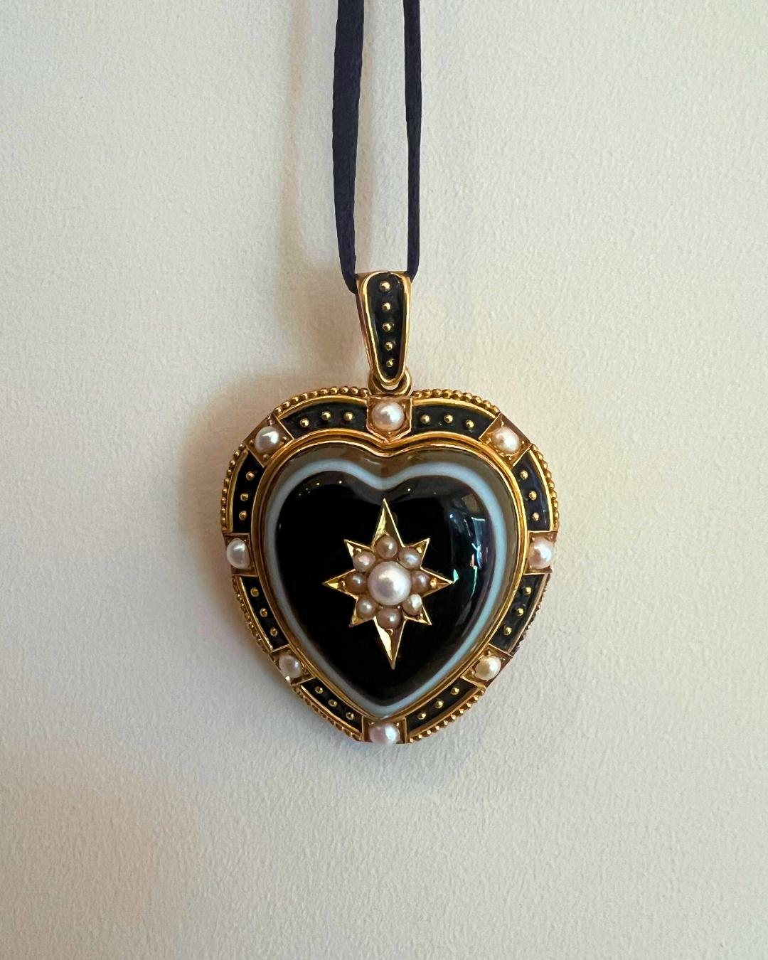 Grande ciondolo a cuore vittoriano in onice, smalto nero, perle e oro 18 carati, 1870 ca. In condizioni ottime in vendita a New York, NY