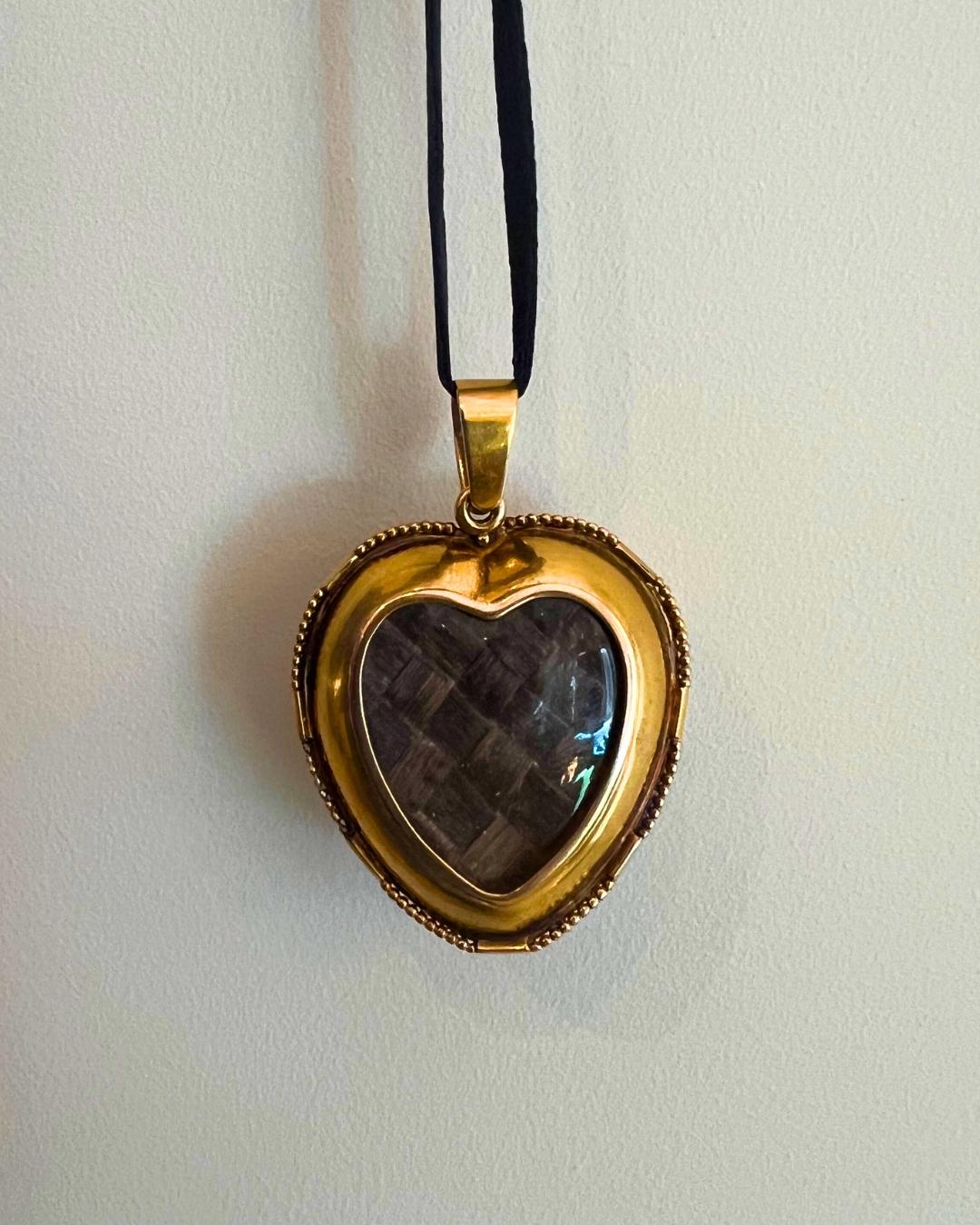 da uomo o donna Grande ciondolo a cuore vittoriano in onice, smalto nero, perle e oro 18 carati, 1870 ca. in vendita