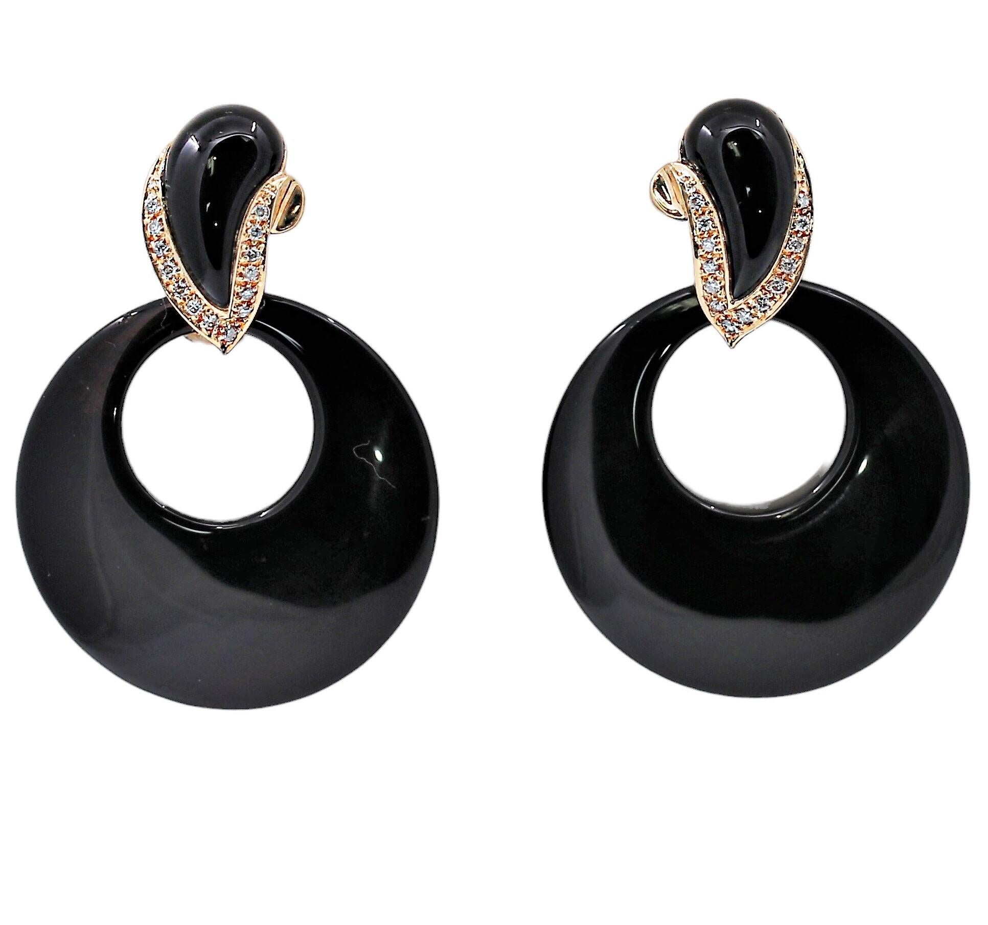 Dieses hübsche Paar Ohrringe in organischer Form besteht aus einem Oberteil aus 18 Karat Gelbgold, das mit Diamanten im Brillantschliff eingefasst ist und an dem zwei runde, polierte Diamanten hängen,  onyx-Scheiben mit einem Durchmesser von 1 3/8