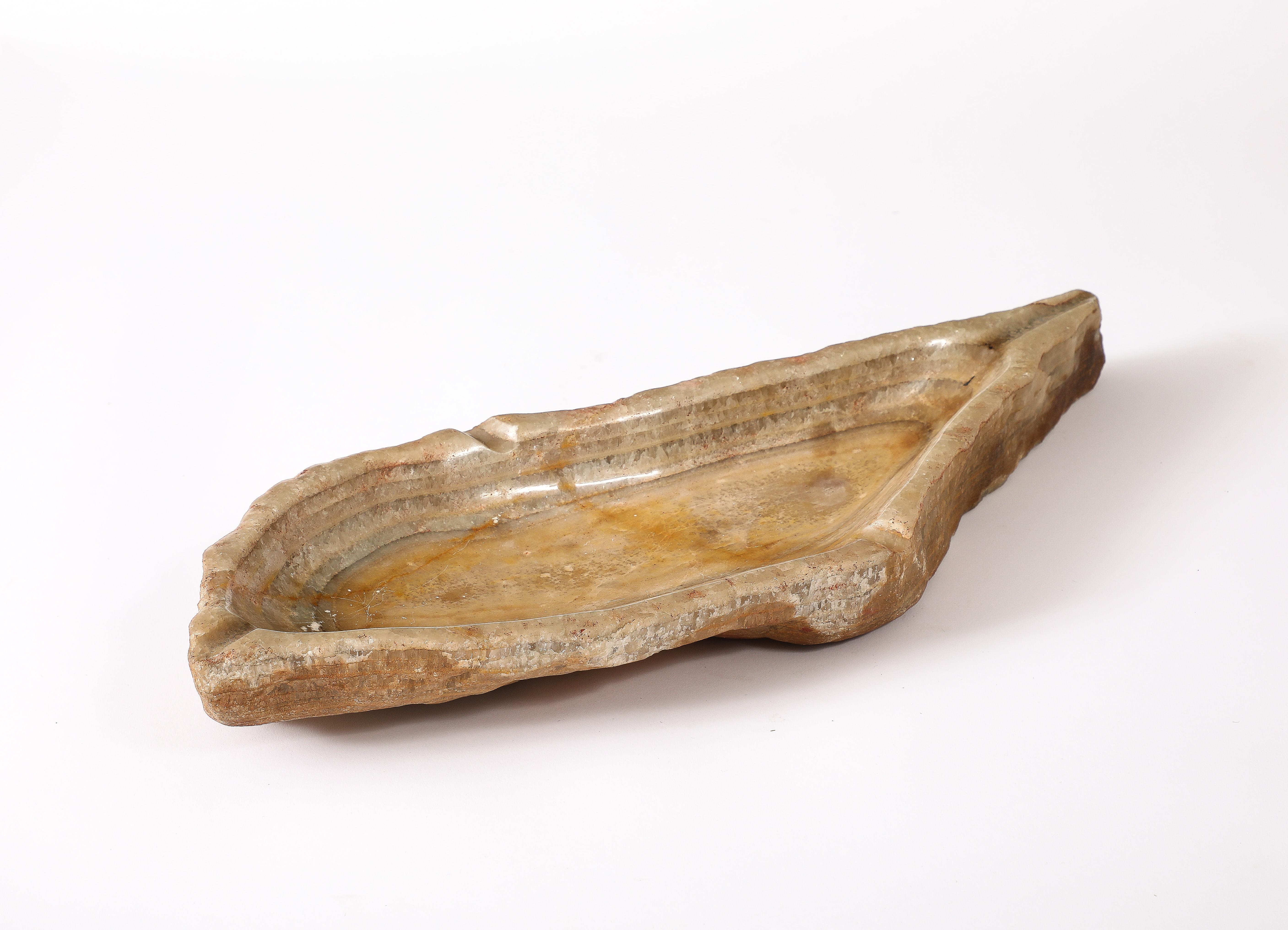Un grand plat en onyx élégamment sculpté.
