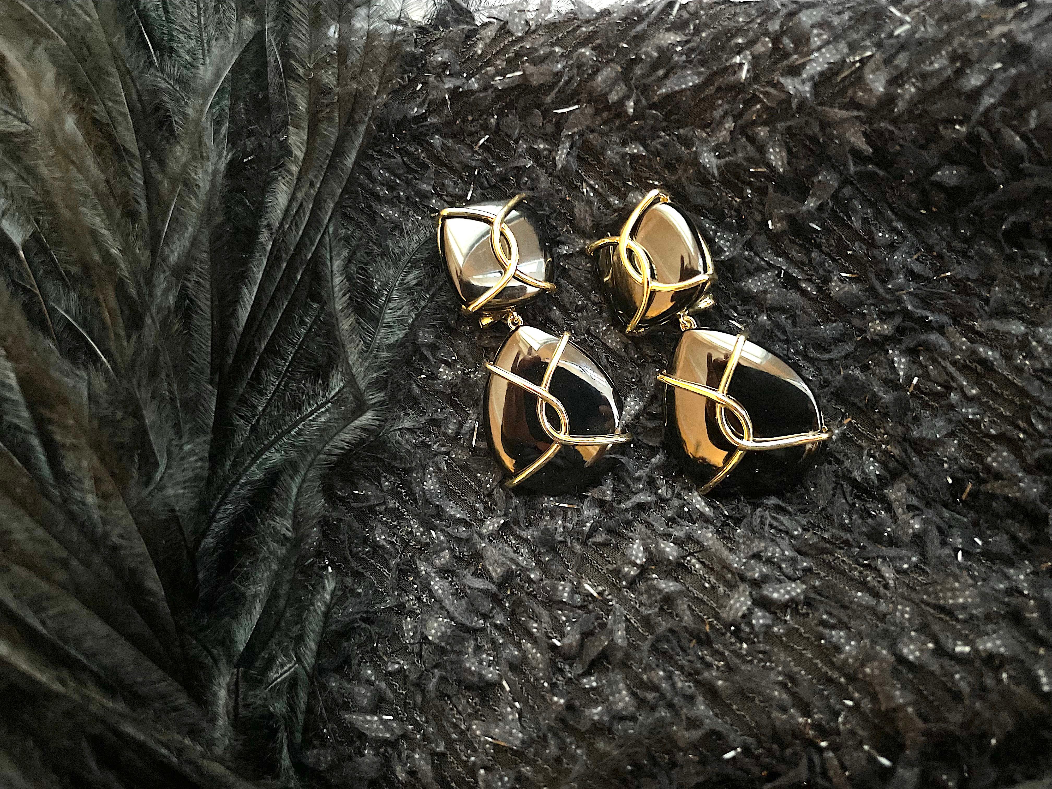 Large Onyx Drop Earrings with Twisted Gold Detail In New Condition For Sale In New York, NY