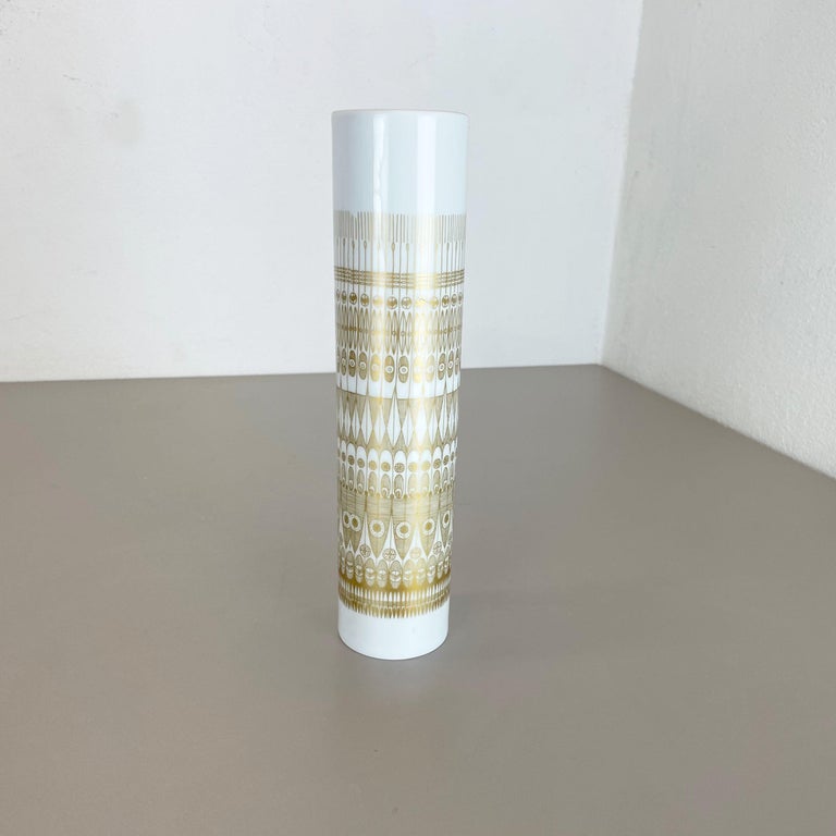 Article:

OP Art Porcelain vase


Producer:

Rosenthal, Germany


Designer:

Hans Theo Baumann




Decade:

1970s




This original vintage OP Art vase was produced in the 1970s in Germany. It is made of porcelain with an