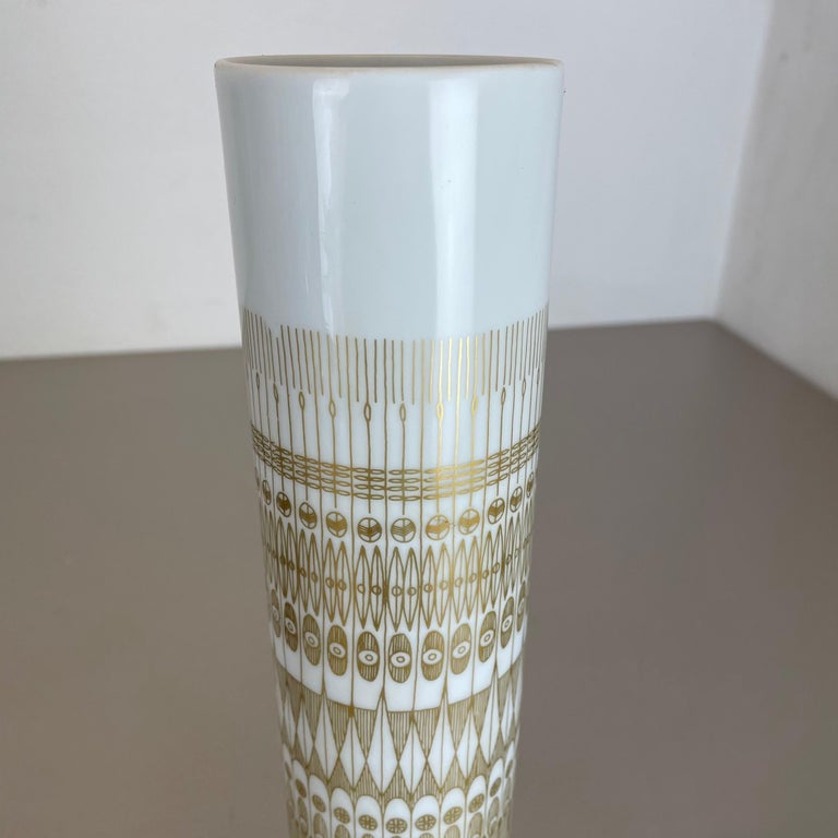 Large OP Art Vase Porcelain Vase by Hans Theo Baumann for Rosenthal, Germany For Sale 2