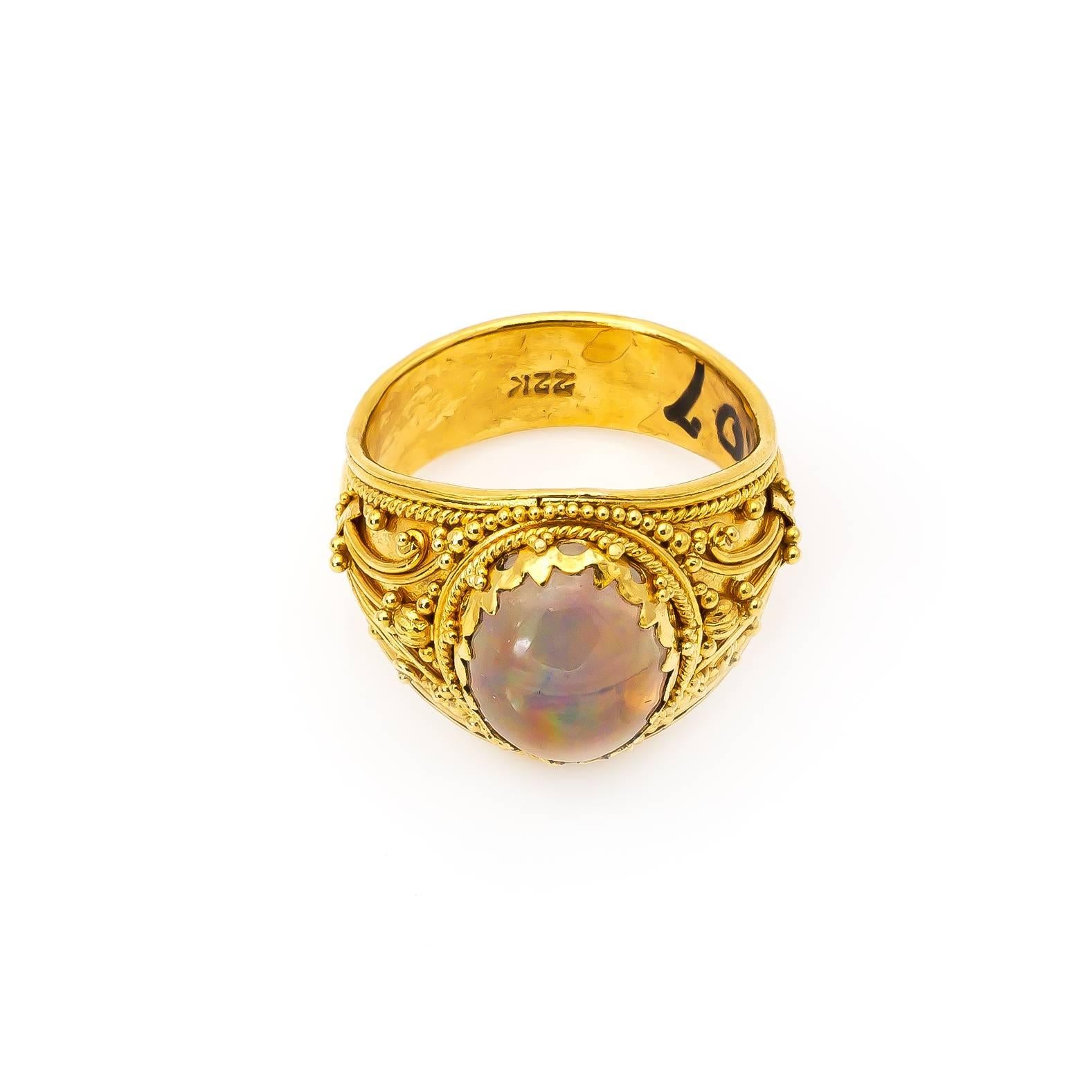 Großer Opal-Cabochon-Ring aus 22 Karat Gold mit aufwändigen Granatendetails (Romantik) im Angebot