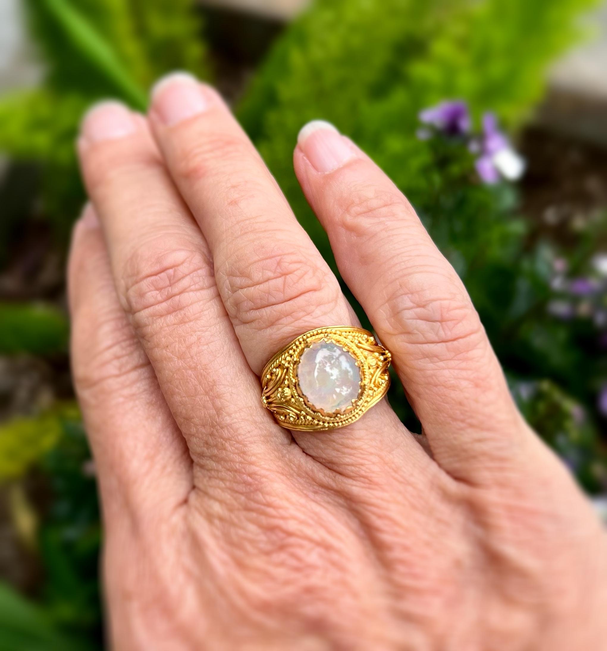 Großer Opal-Cabochon-Ring aus 22 Karat Gold mit aufwändigen Granatendetails im Angebot 1