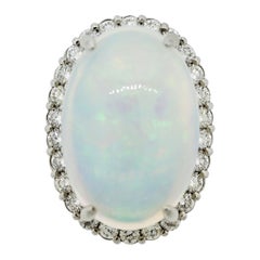 Platin-Cocktailring mit großem Opal und Diamant-Halo