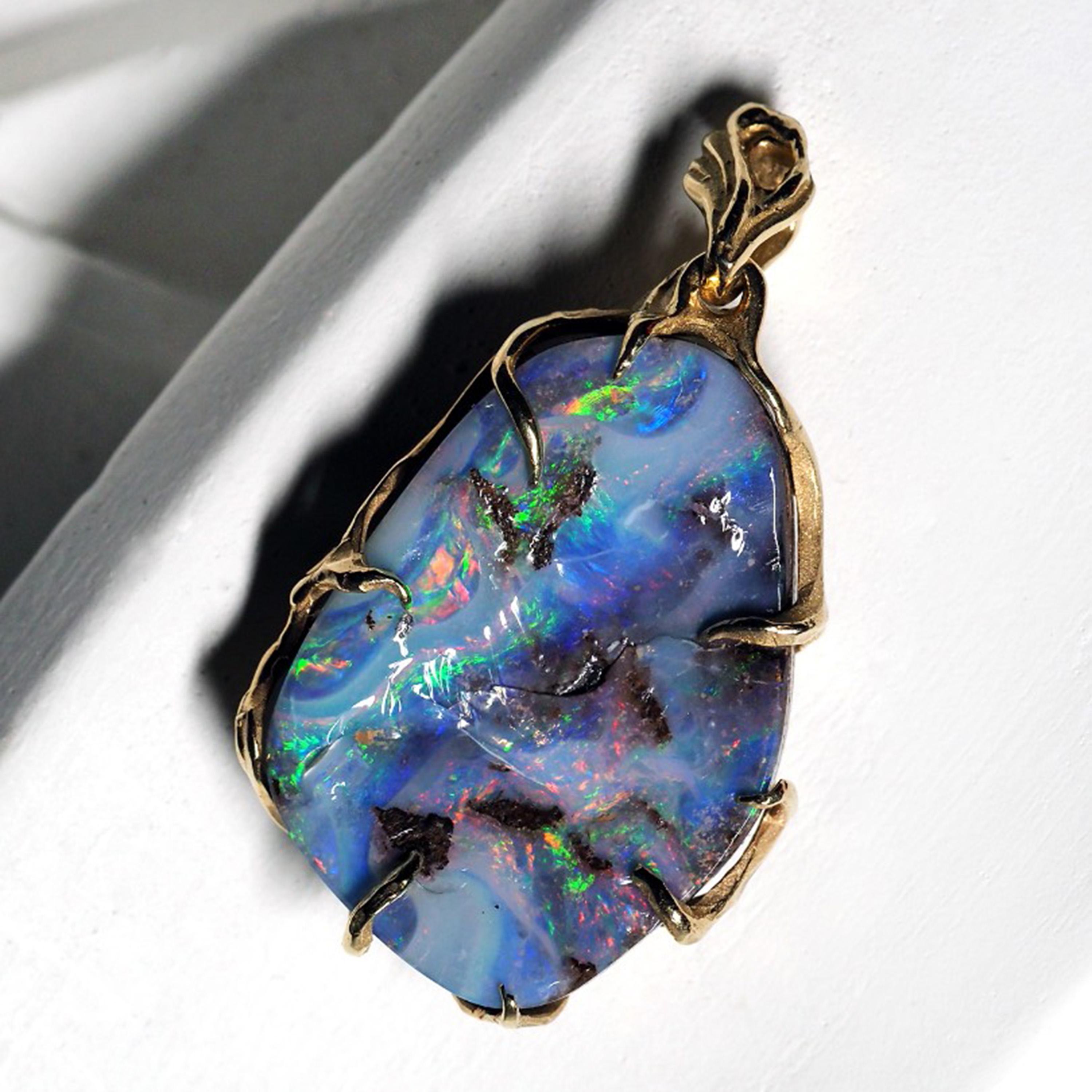 Mouvement esthétique Grand collier à pendentifs en opale or jaune en vente