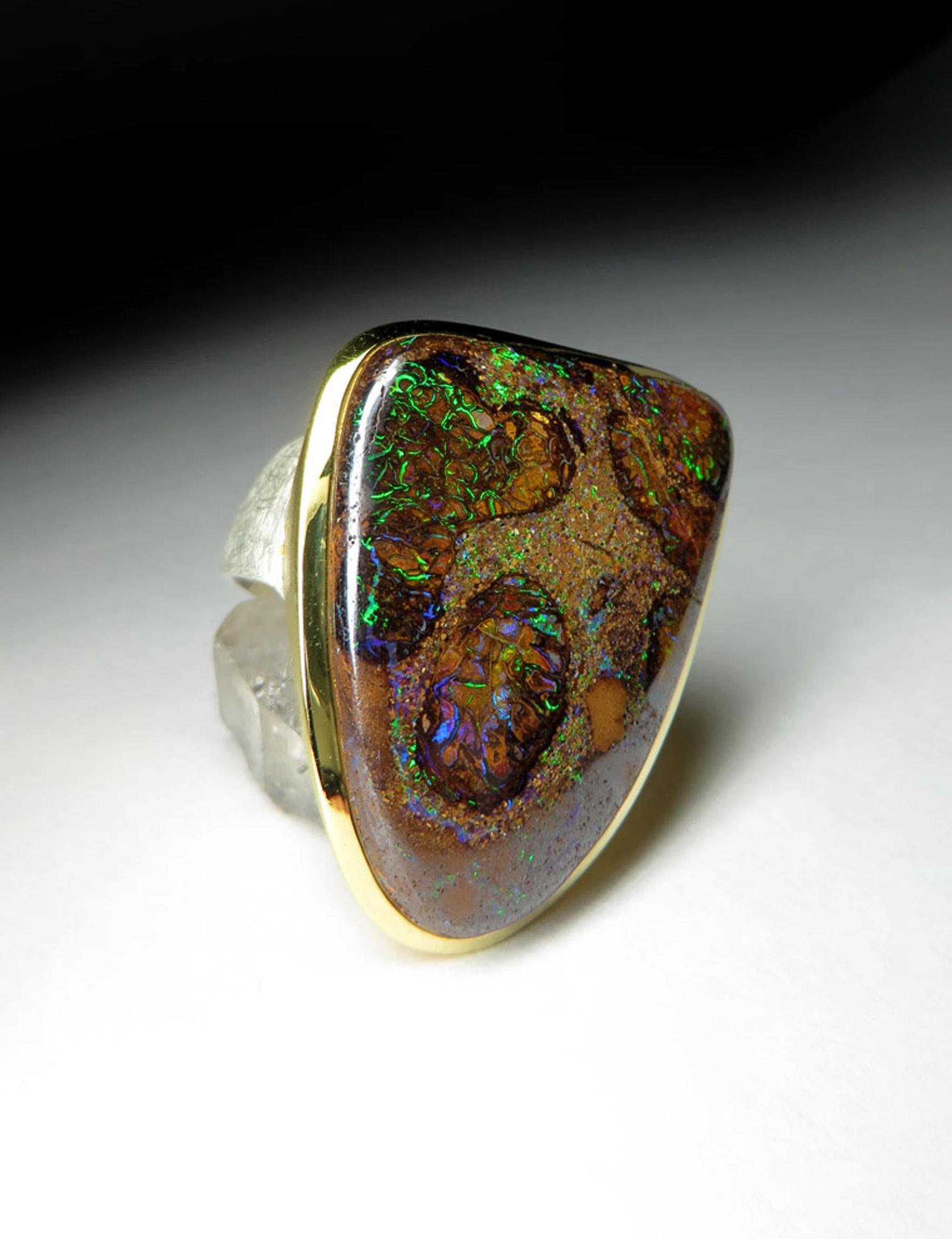 Großer 18K vergoldeter Silberring mit natürlichem Boulder Opal 
Herkunft der Edelsteine - Australien
Ringgewicht - 26.82 Gramm
Ringgröße - 10.25 US
Größe des Edelsteins - 0.28 х 0.98 x 1.38 in / 7 х 25 х 35 mm
