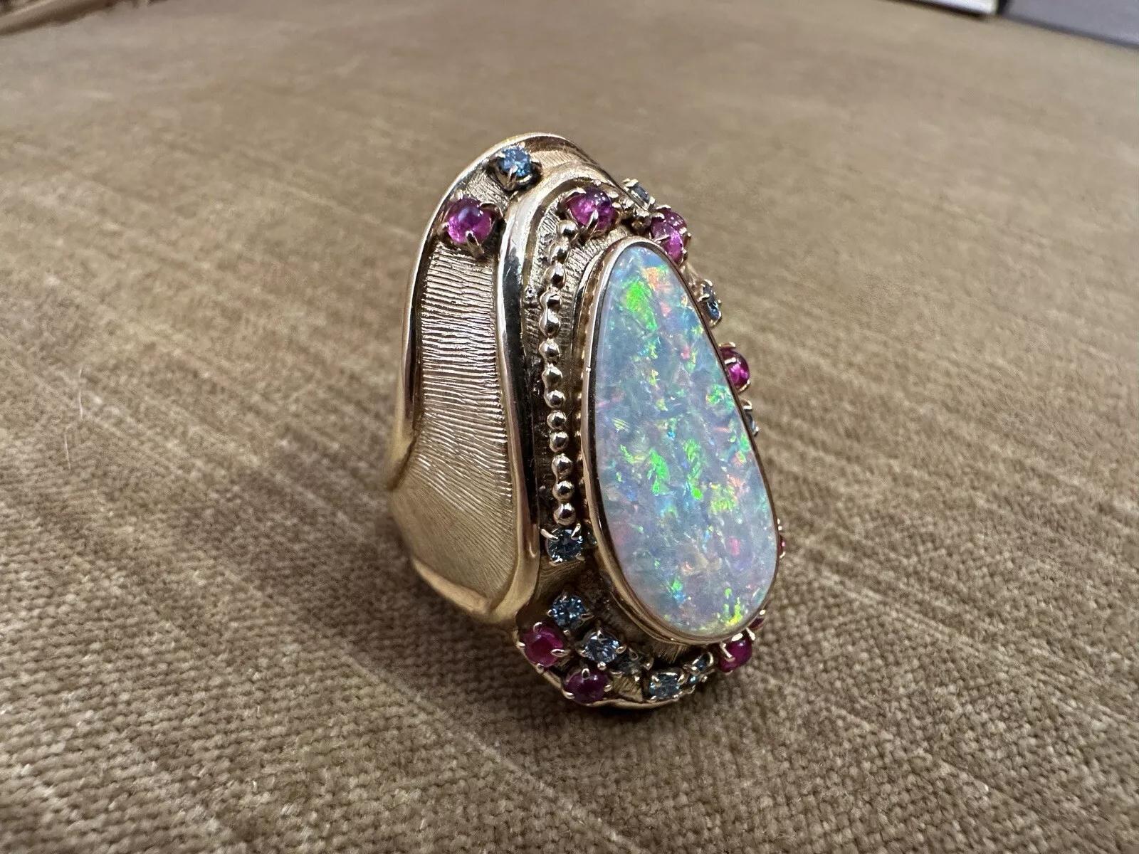 Taille cabochon Grande bague en or jaune 18k avec opale, rubis et diamant en vente