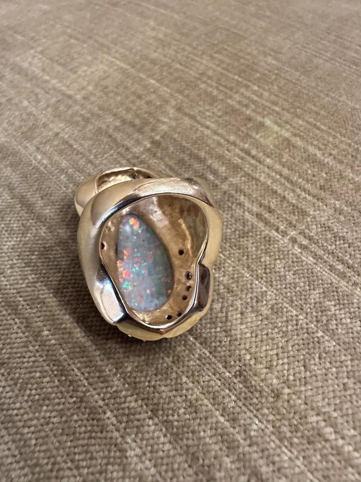 Grande bague en or jaune 18k avec opale, rubis et diamant Excellent état - En vente à La Jolla, CA