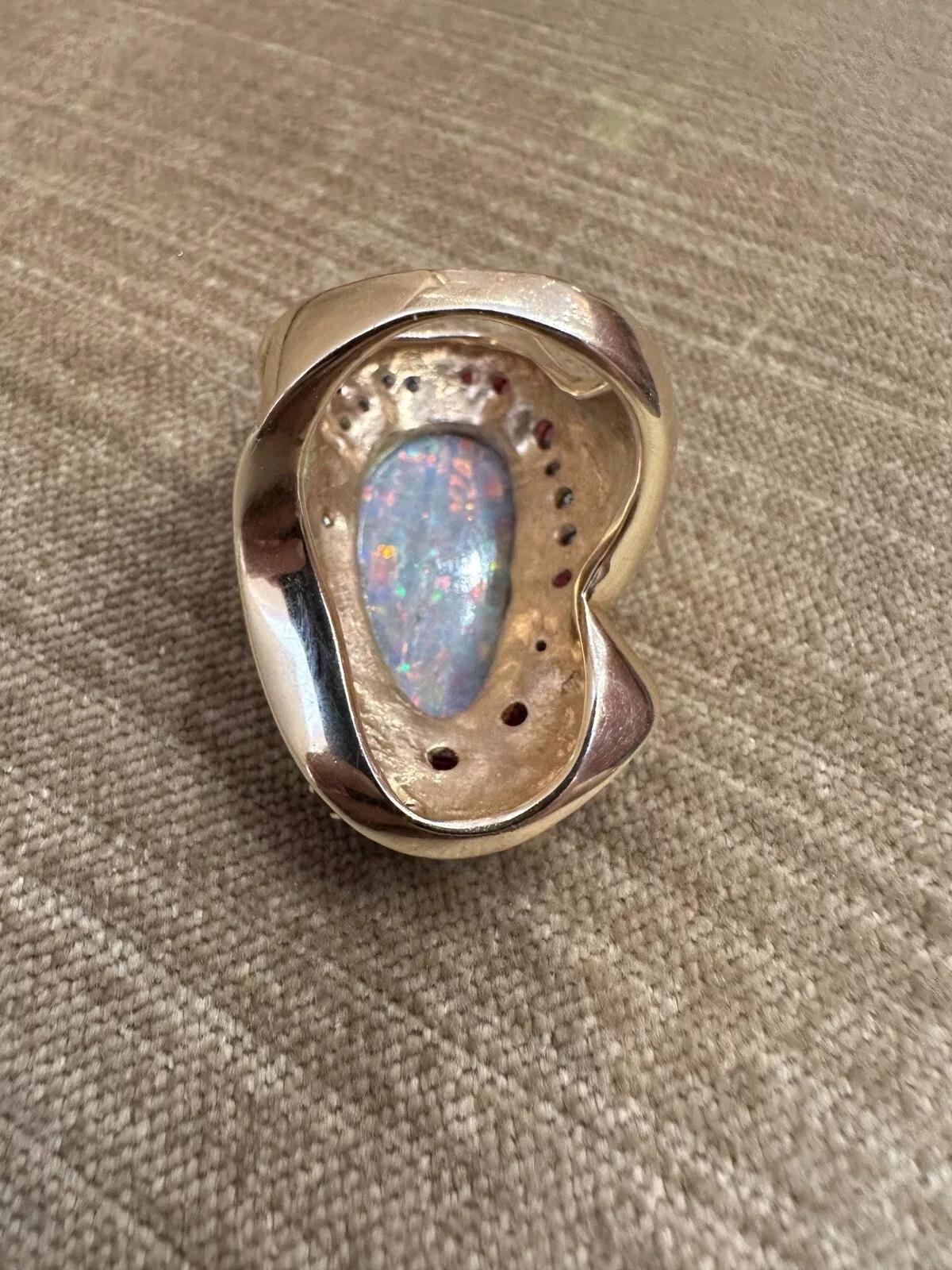 Grande bague en or jaune 18k avec opale, rubis et diamant Pour femmes en vente