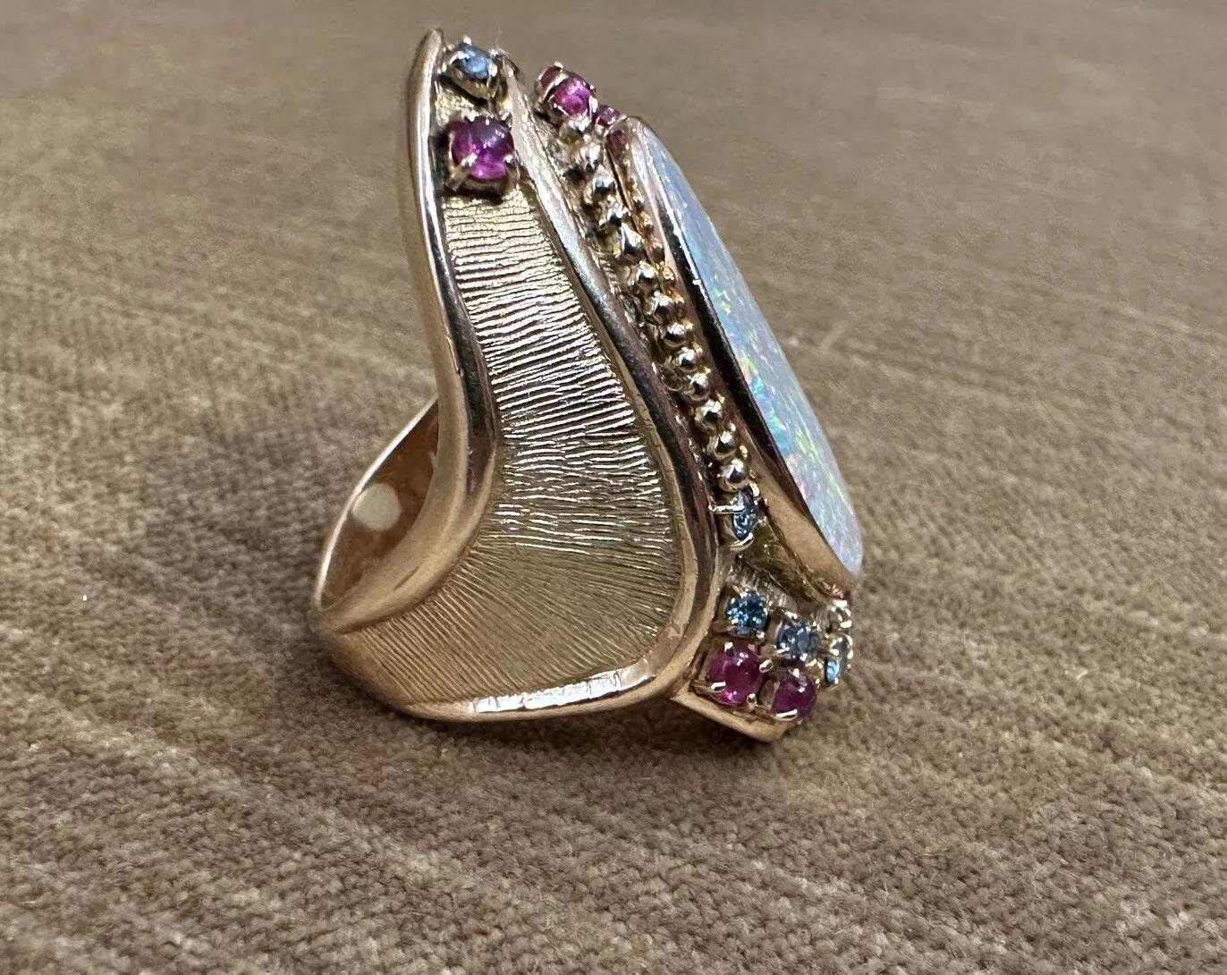 Grande bague en or jaune 18k avec opale, rubis et diamant en vente 1