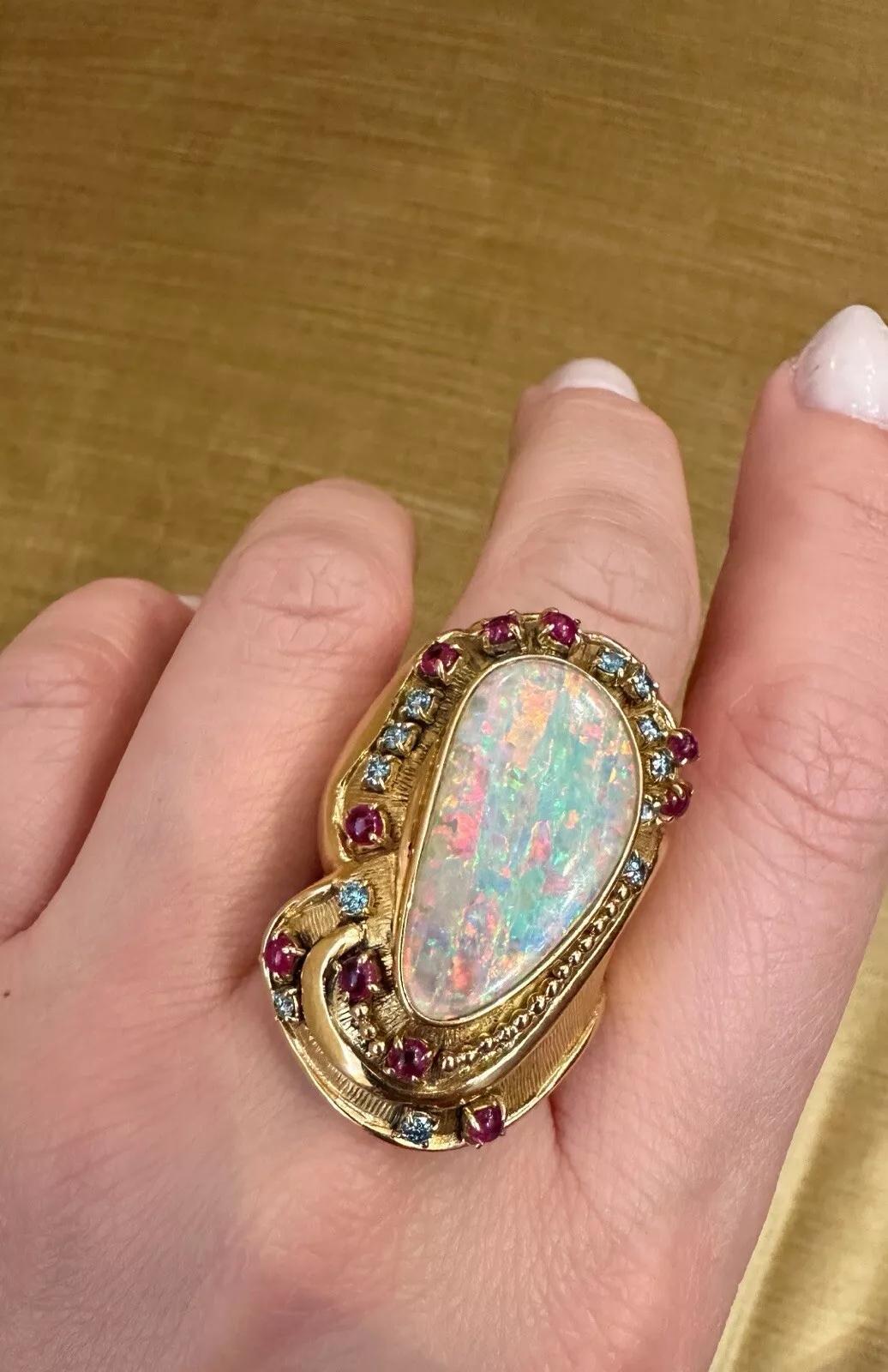 Grande bague en or jaune 18k avec opale, rubis et diamant en vente 2