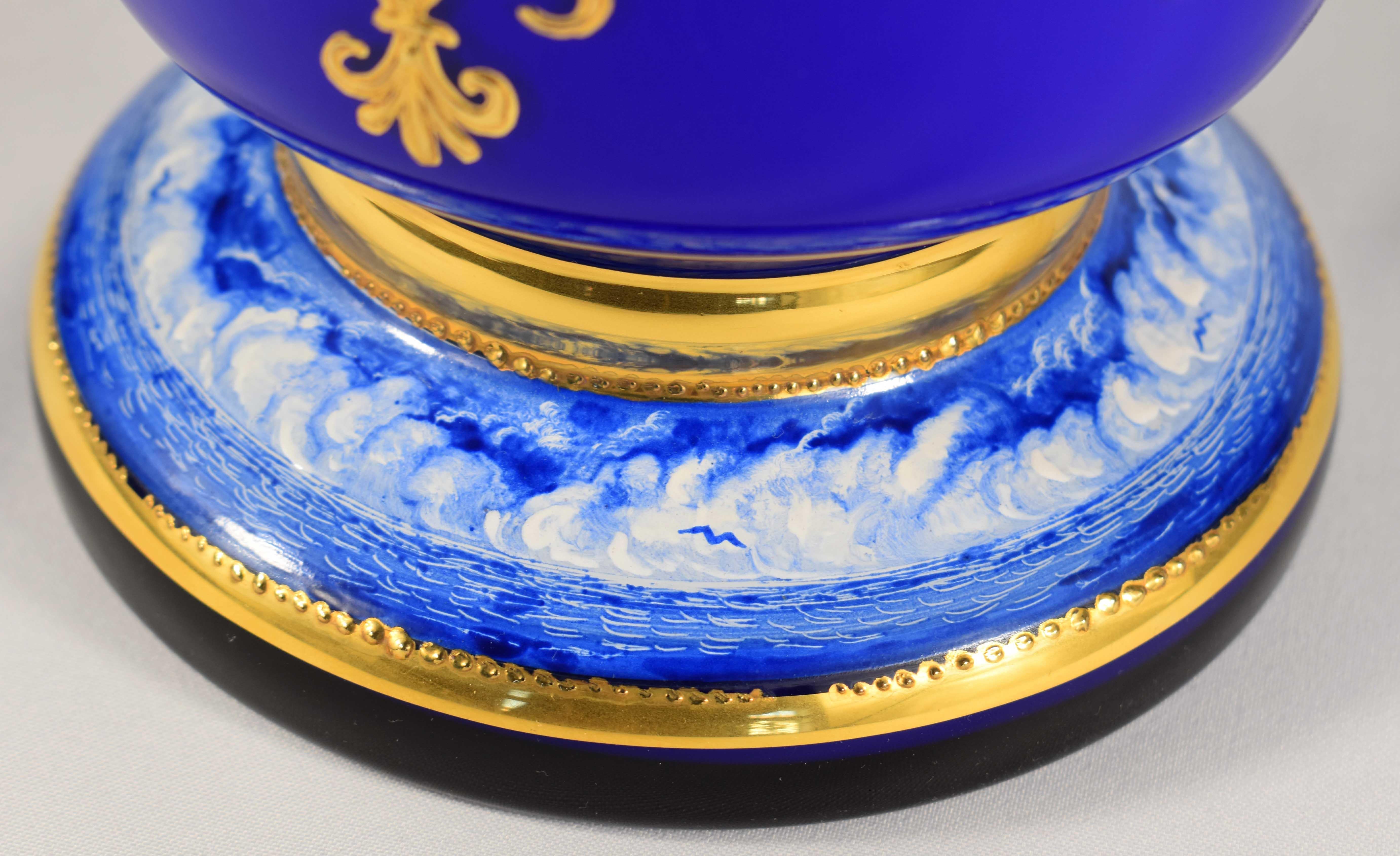 Grand vase en opale recouvert de verre bleu cobalt, navires peints, dorés, 20e siècle en vente 4