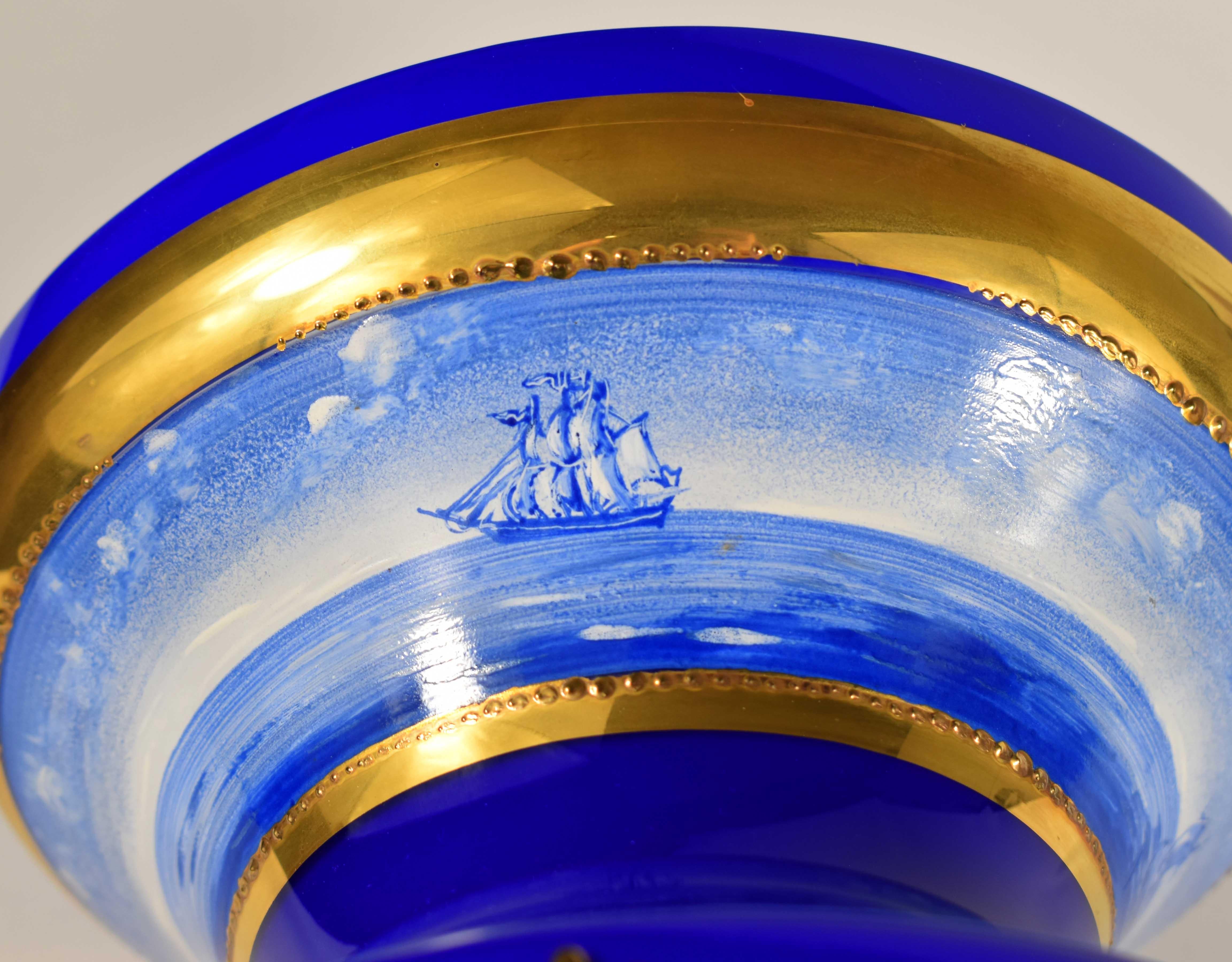 Grand vase en opale recouvert de verre bleu cobalt, navires peints, dorés, 20e siècle en vente 5