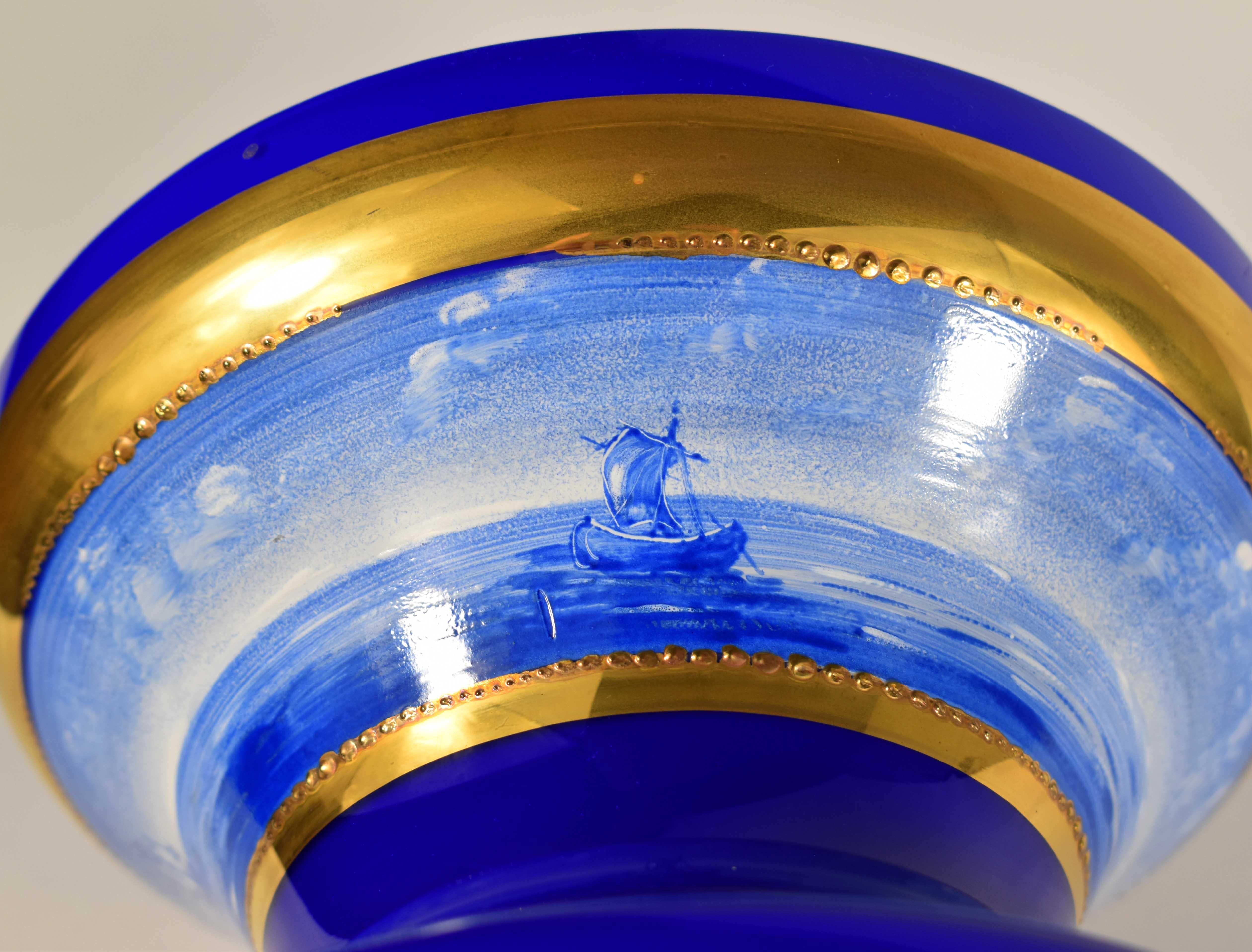 Grand vase en opale recouvert de verre bleu cobalt, navires peints, dorés, 20e siècle en vente 6