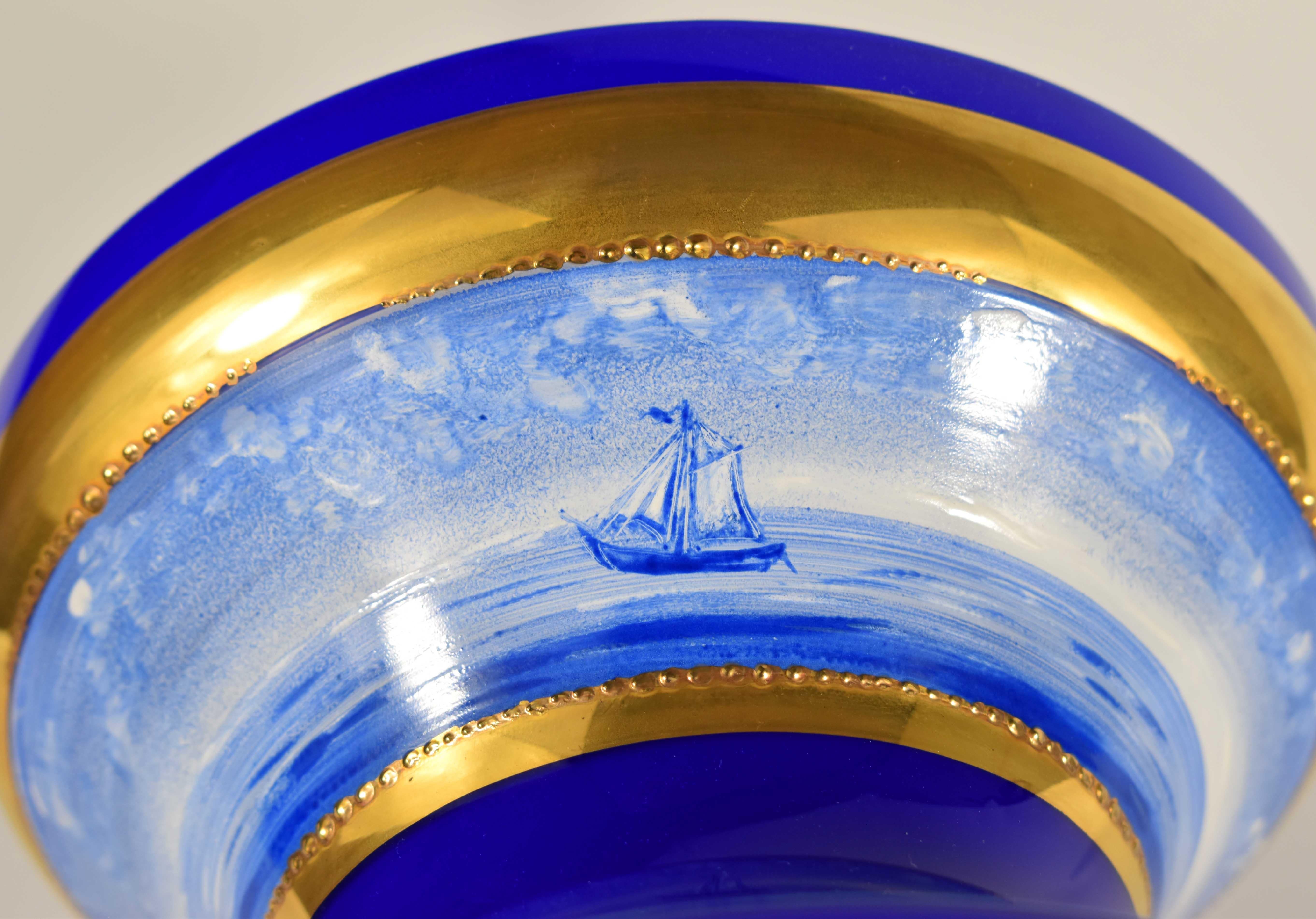 Grand vase en opale recouvert de verre bleu cobalt, navires peints, dorés, 20e siècle en vente 7