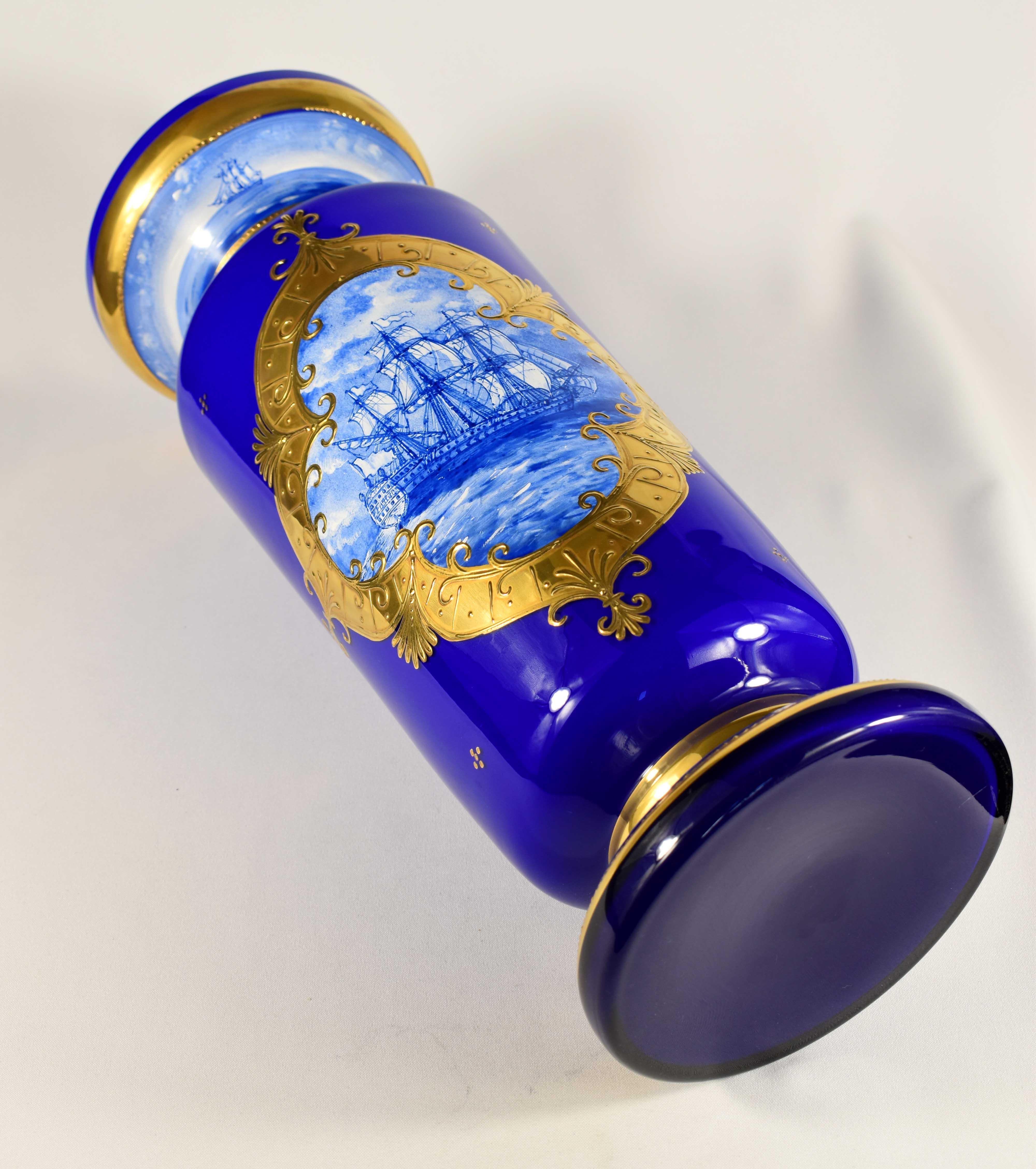 Grand vase en opale recouvert de verre bleu cobalt, navires peints, dorés, 20e siècle en vente 8