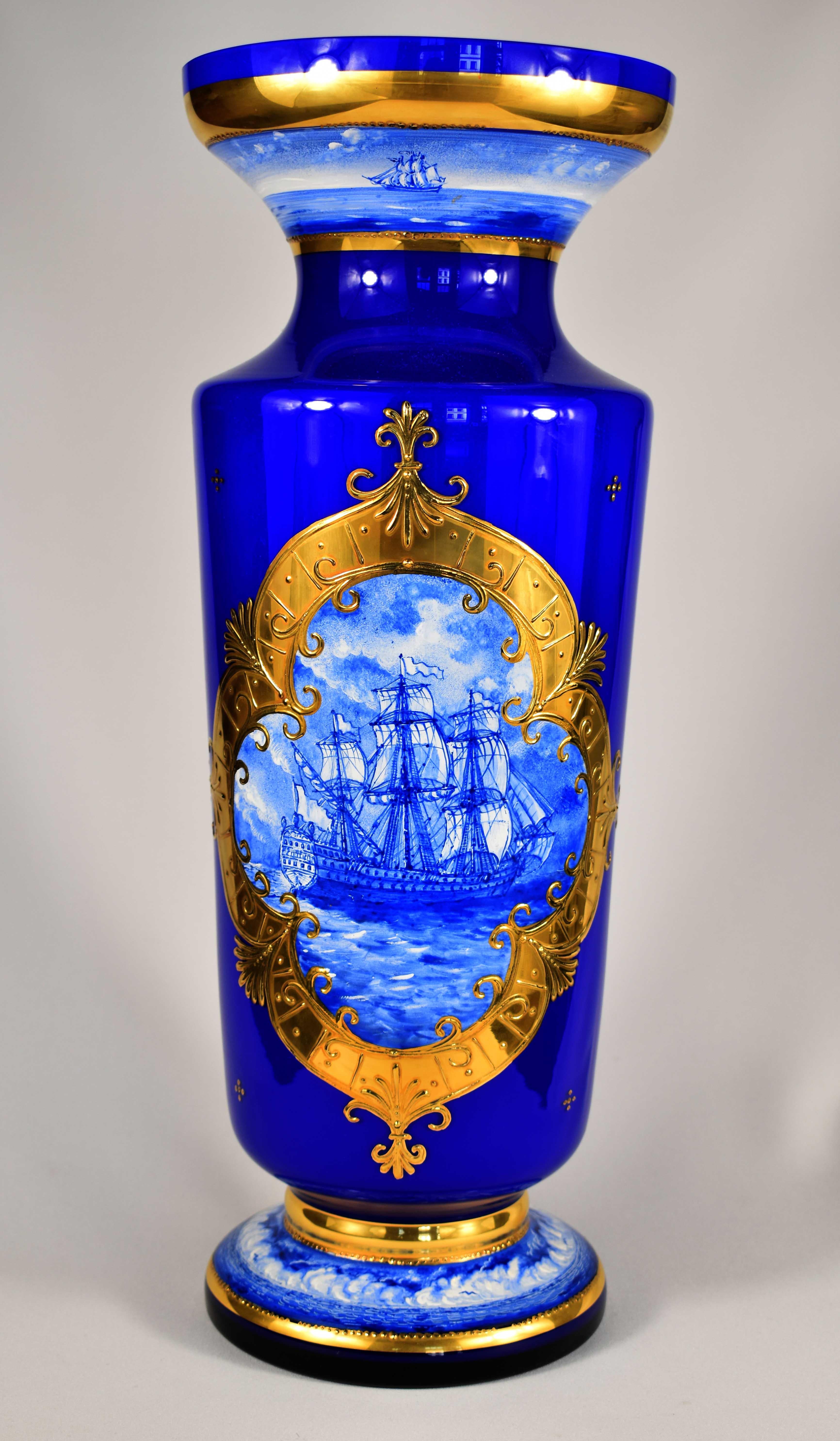 Magnifique grand vase fait à la main, Il est en verre opale recouvert de verre bleu cobalt, Le vase est peint à la main avec le motif de navires, la peinture des navires est faite dans les tons bleus et les ornements sont dorés, C'est un travail