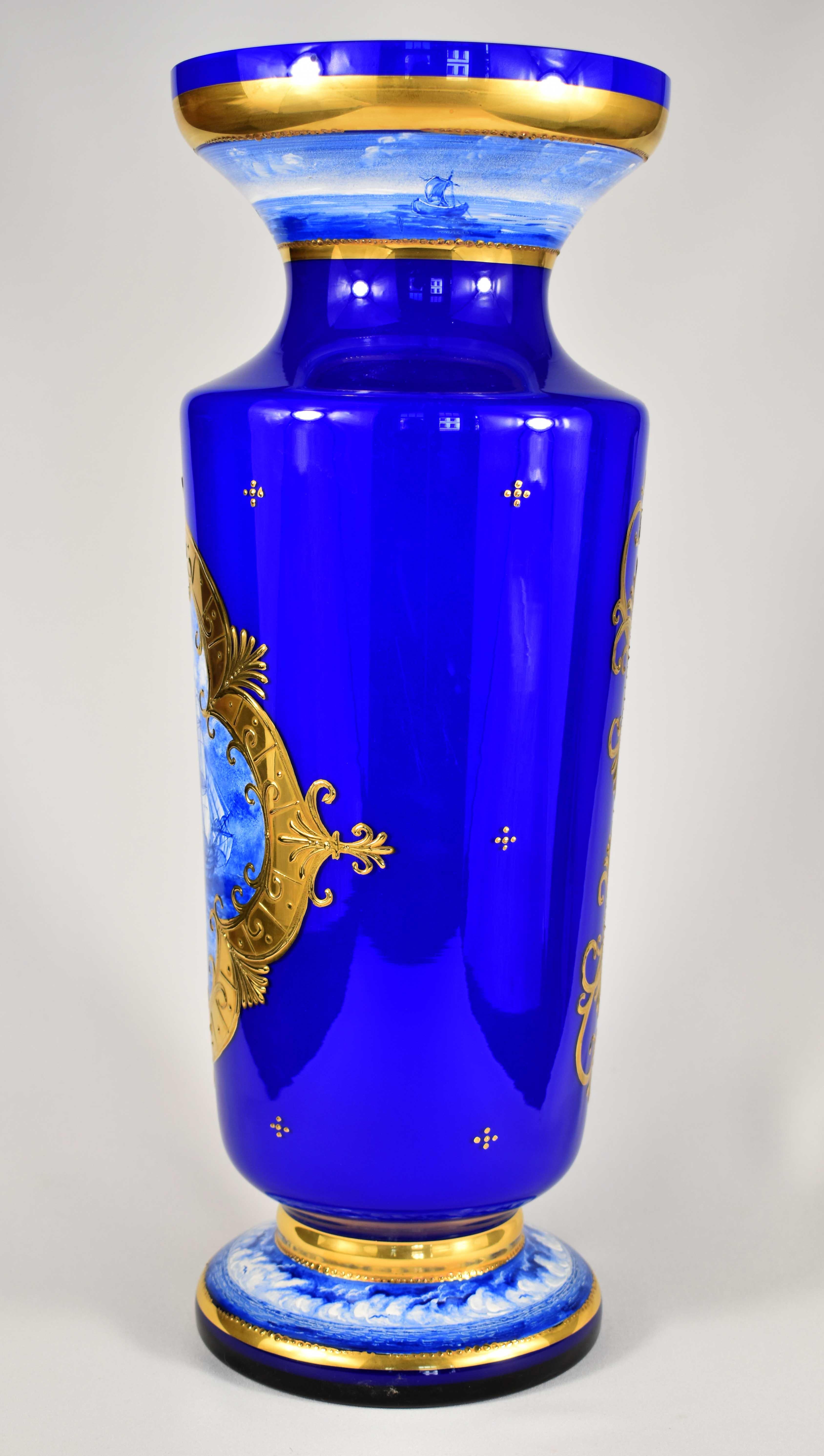 Fait main Grand vase en opale recouvert de verre bleu cobalt, navires peints, dorés, 20e siècle en vente