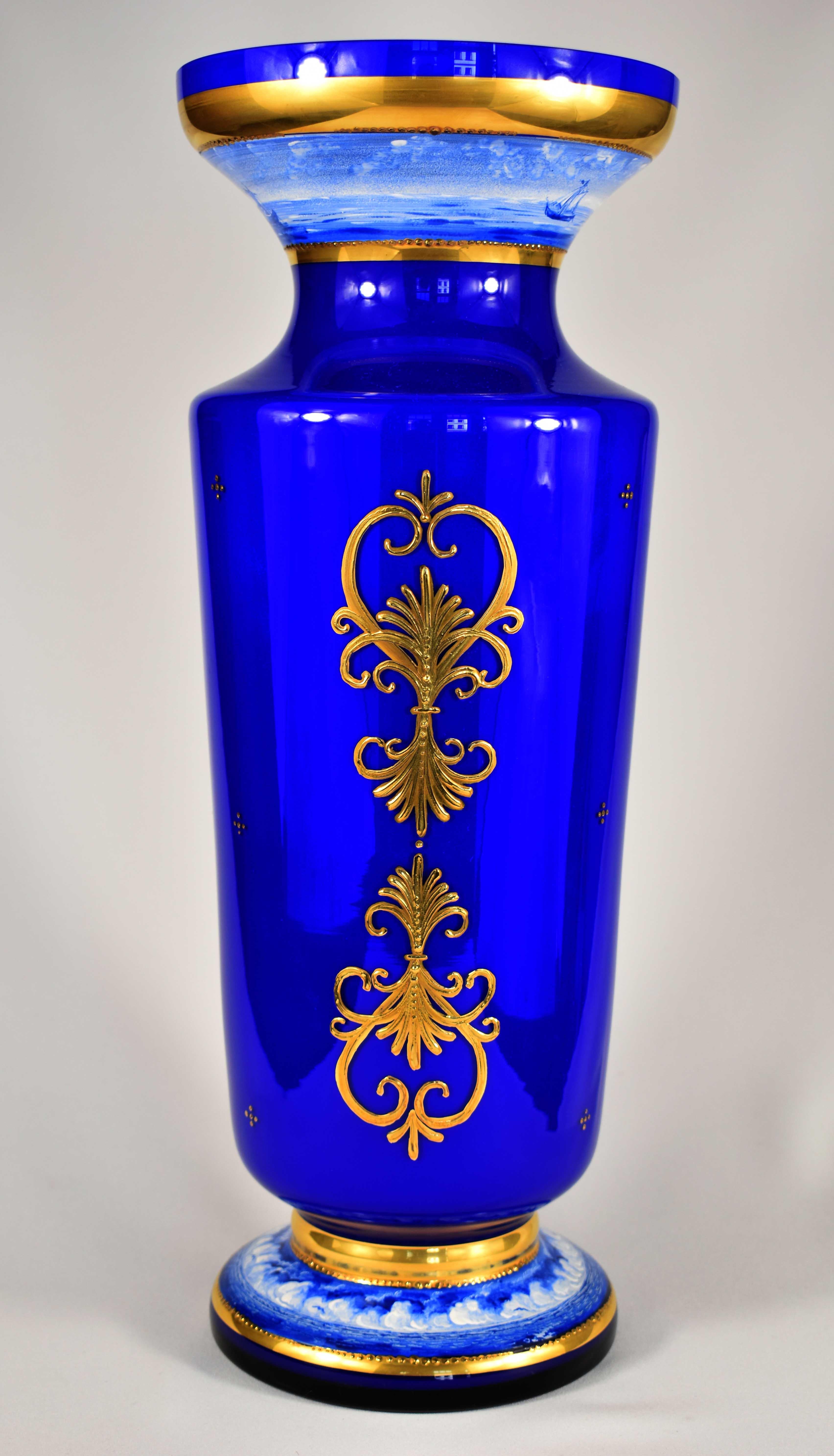 Grand vase en opale recouvert de verre bleu cobalt, navires peints, dorés, 20e siècle Bon état - En vente à Nový Bor, CZ
