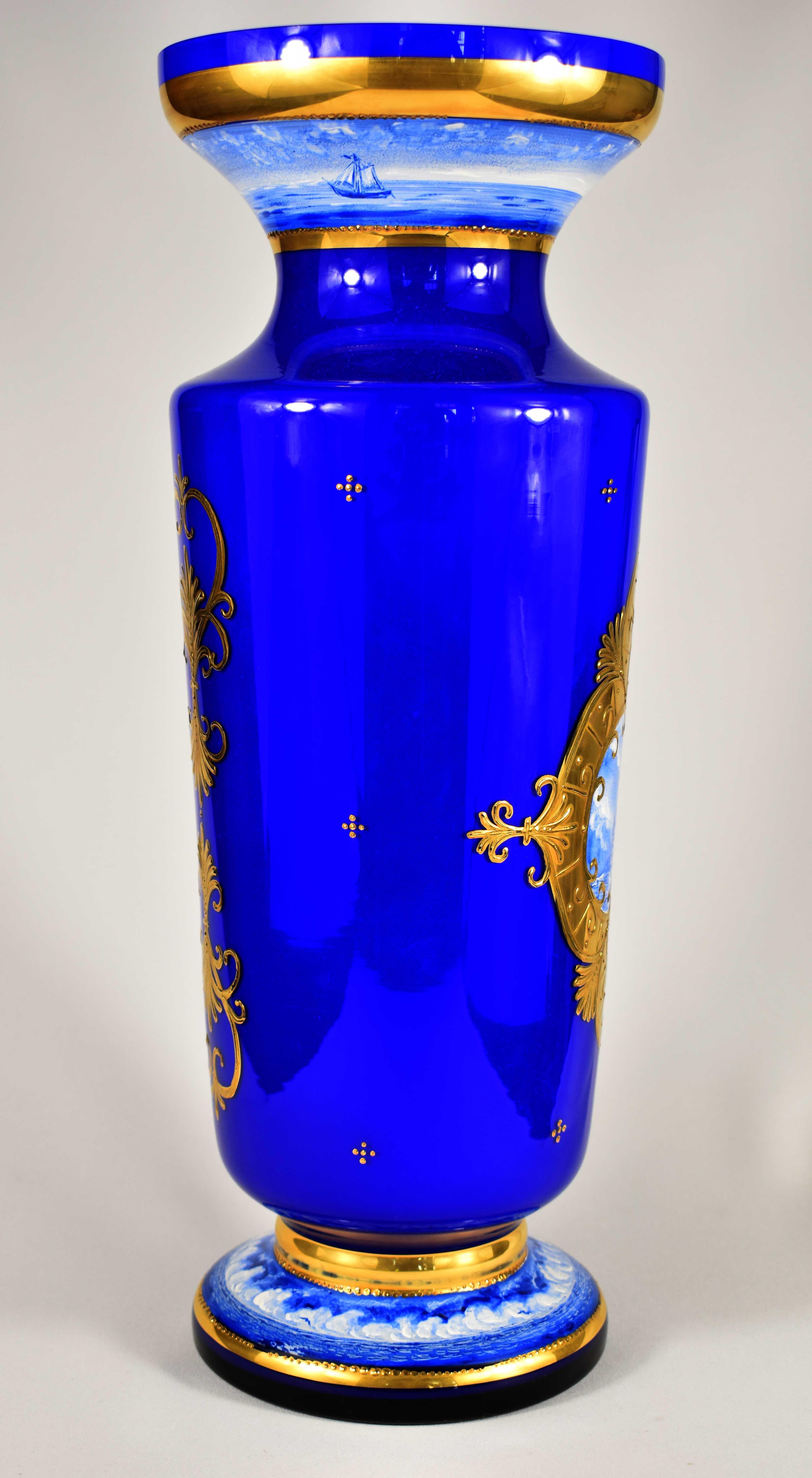 20ième siècle Grand vase en opale recouvert de verre bleu cobalt, navires peints, dorés, 20e siècle en vente