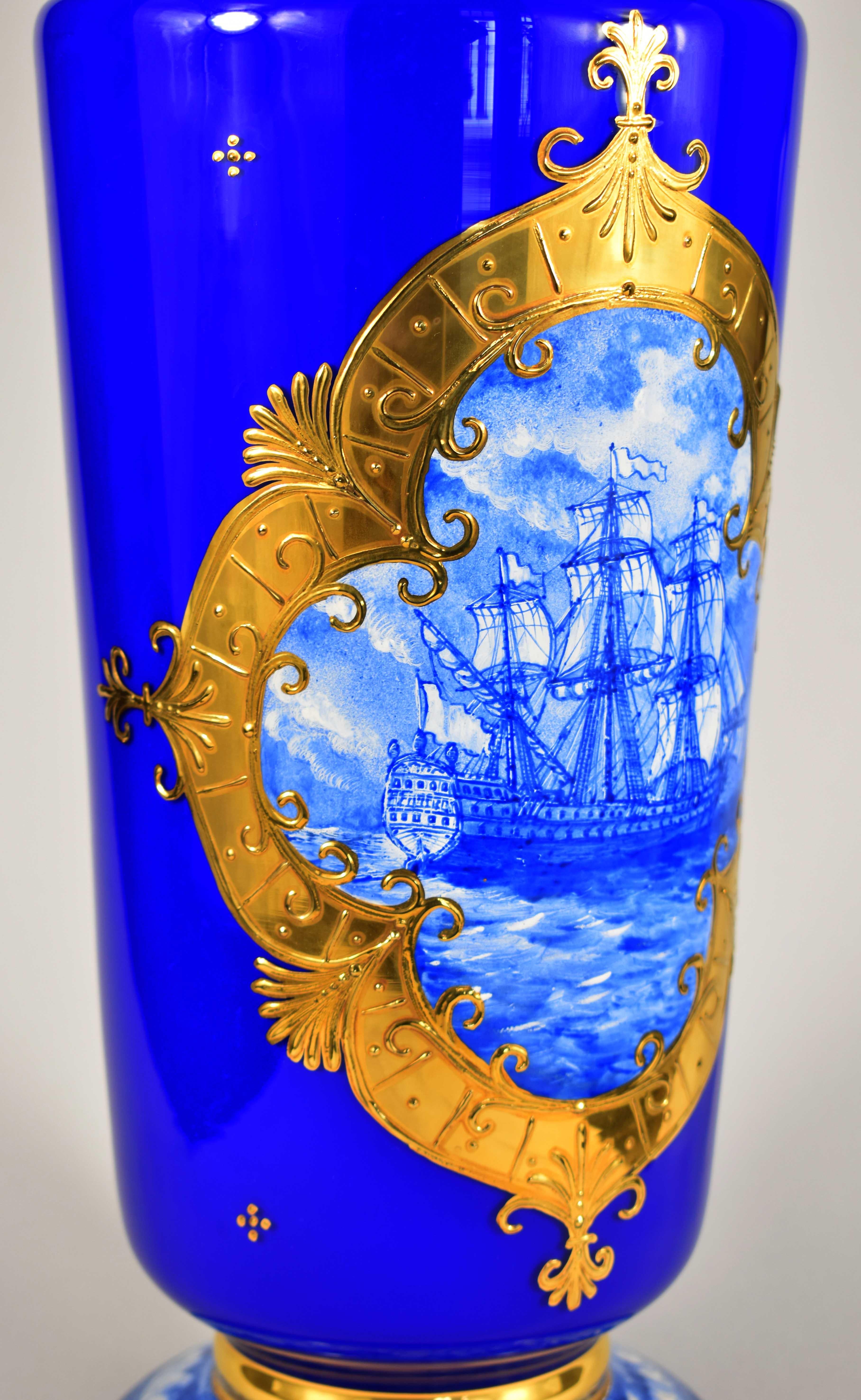 Verre Grand vase en opale recouvert de verre bleu cobalt, navires peints, dorés, 20e siècle en vente