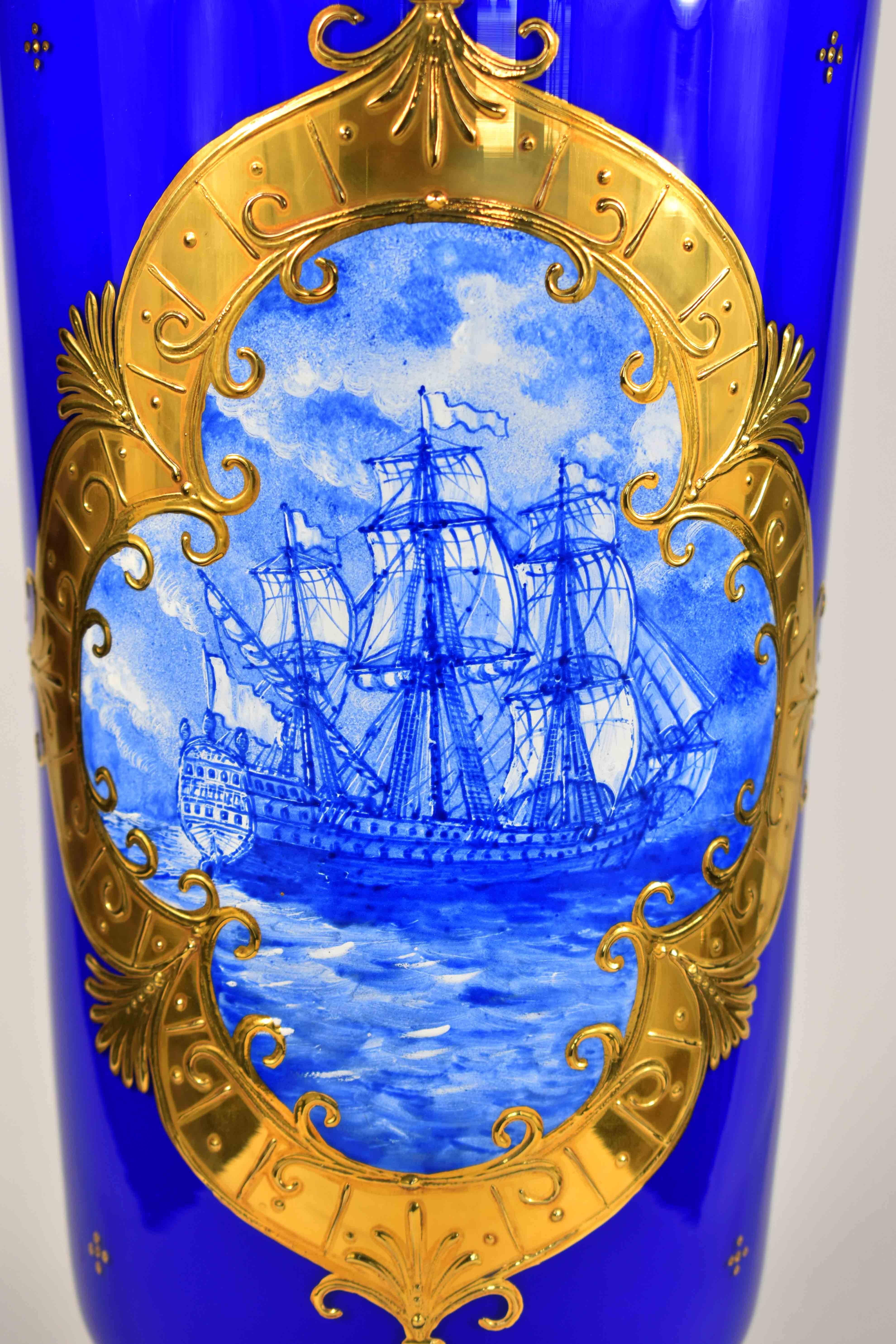Grand vase en opale recouvert de verre bleu cobalt, navires peints, dorés, 20e siècle en vente 1