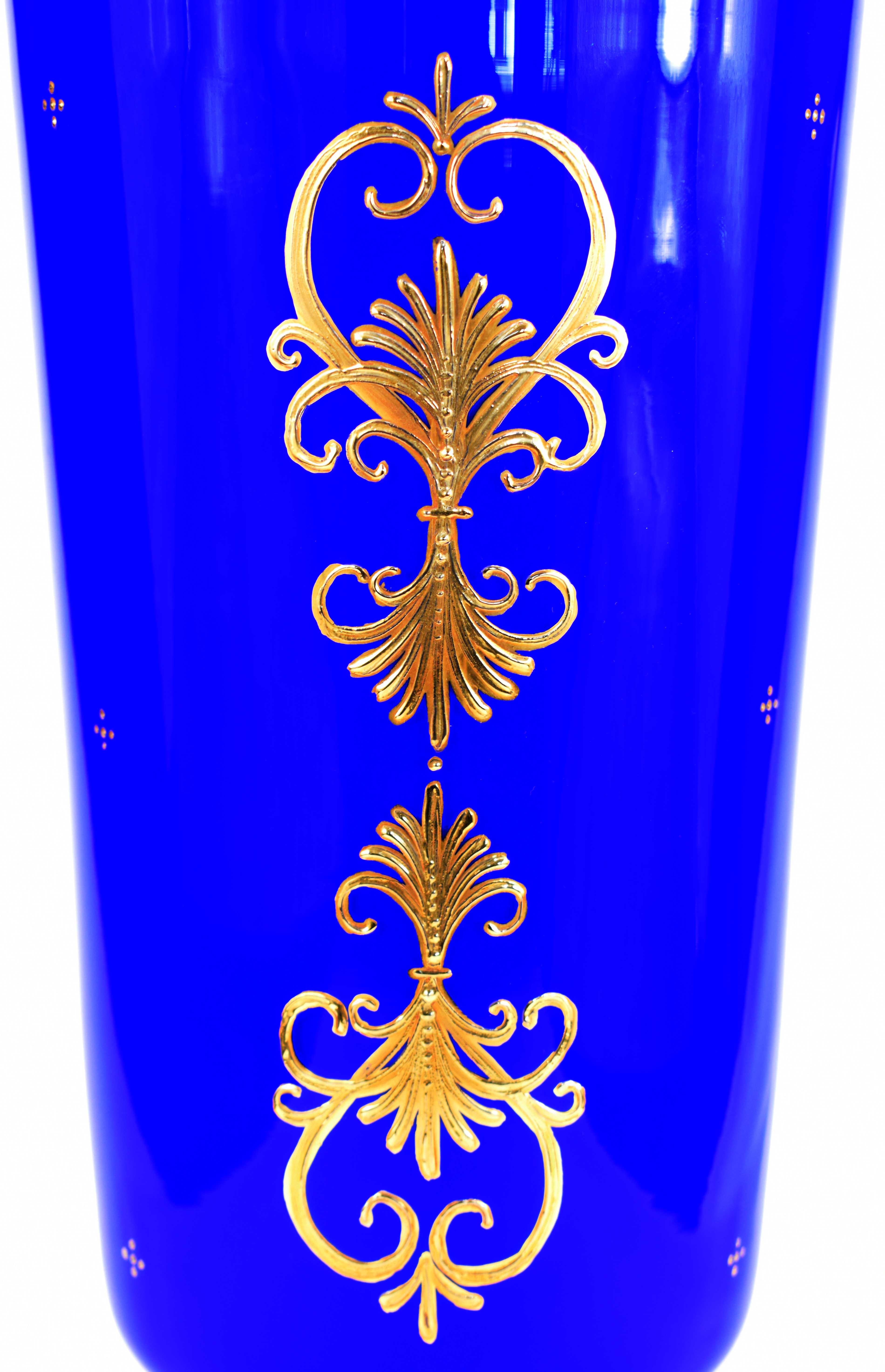 Grand vase en opale recouvert de verre bleu cobalt, navires peints, dorés, 20e siècle en vente 2