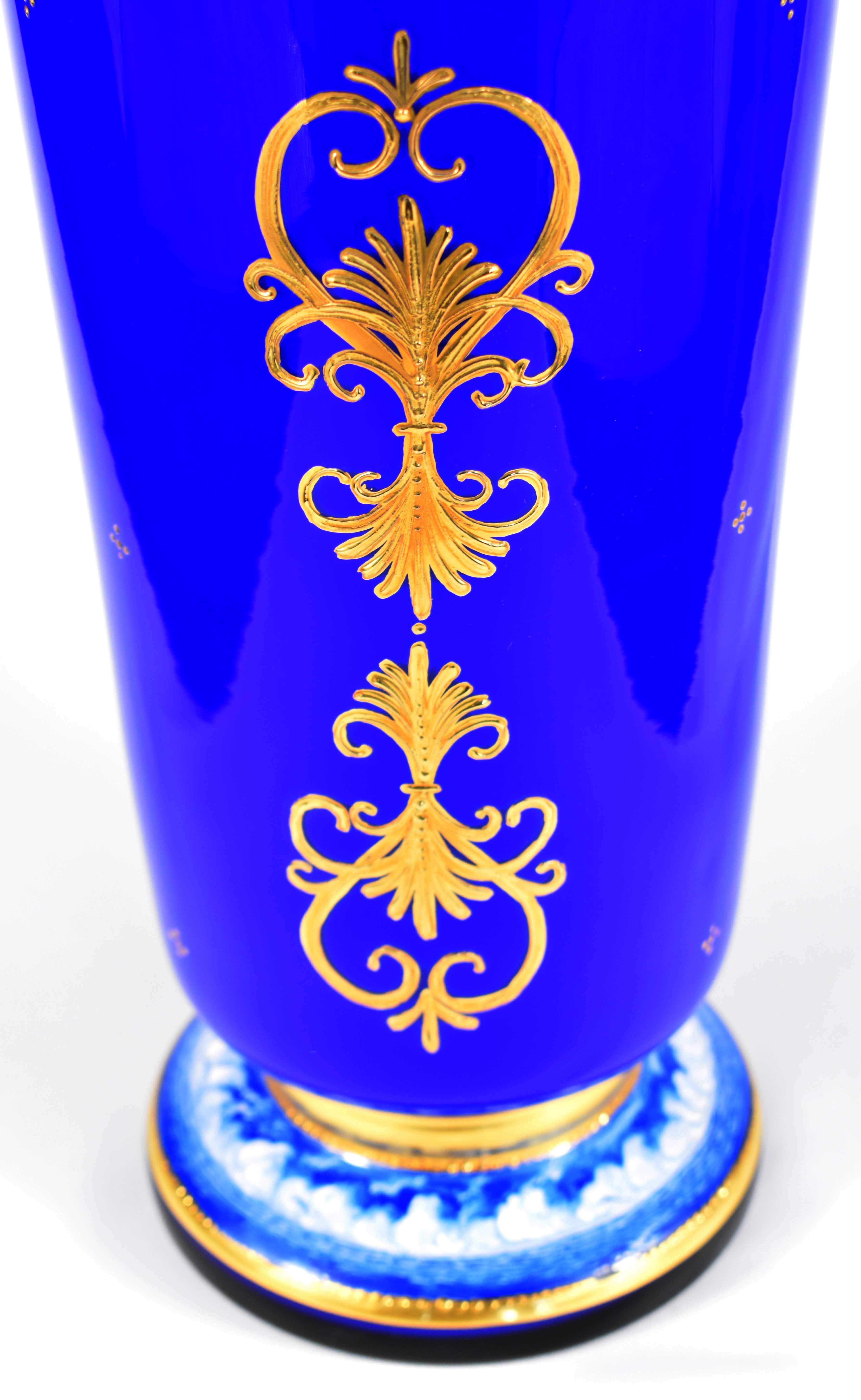 Grand vase en opale recouvert de verre bleu cobalt, navires peints, dorés, 20e siècle en vente 3