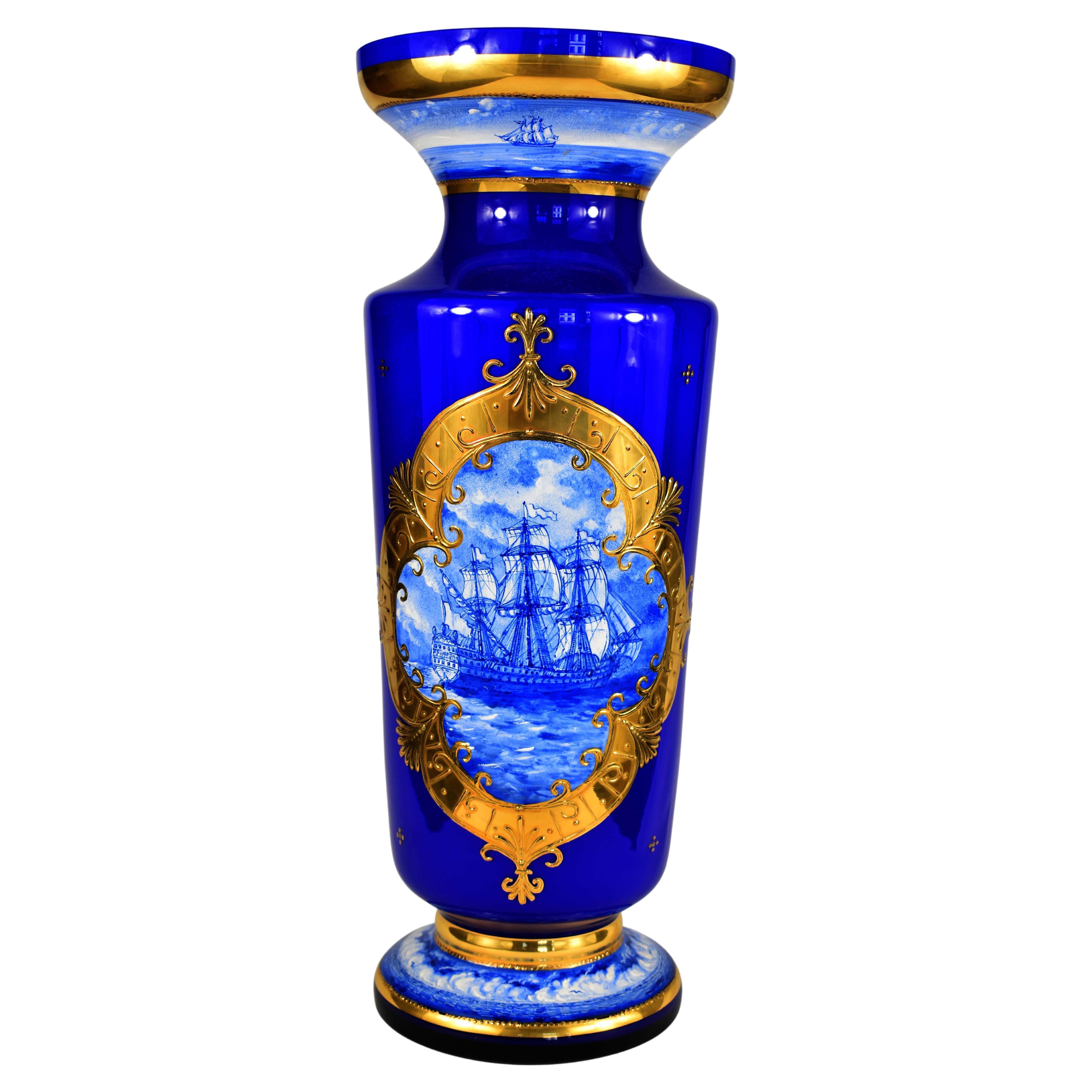 Grand vase en opale recouvert de verre bleu cobalt, navires peints, dorés, 20e siècle en vente